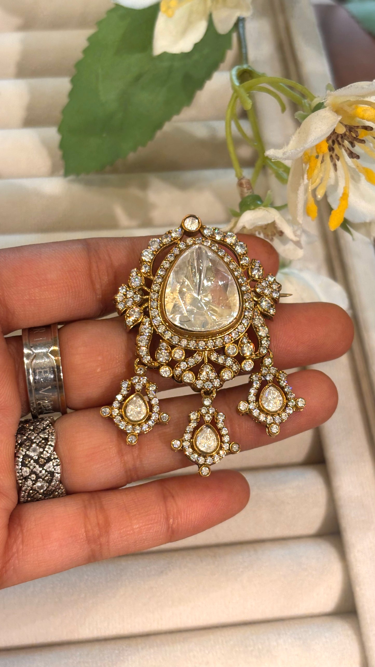 Uncut polki Victorian brooch