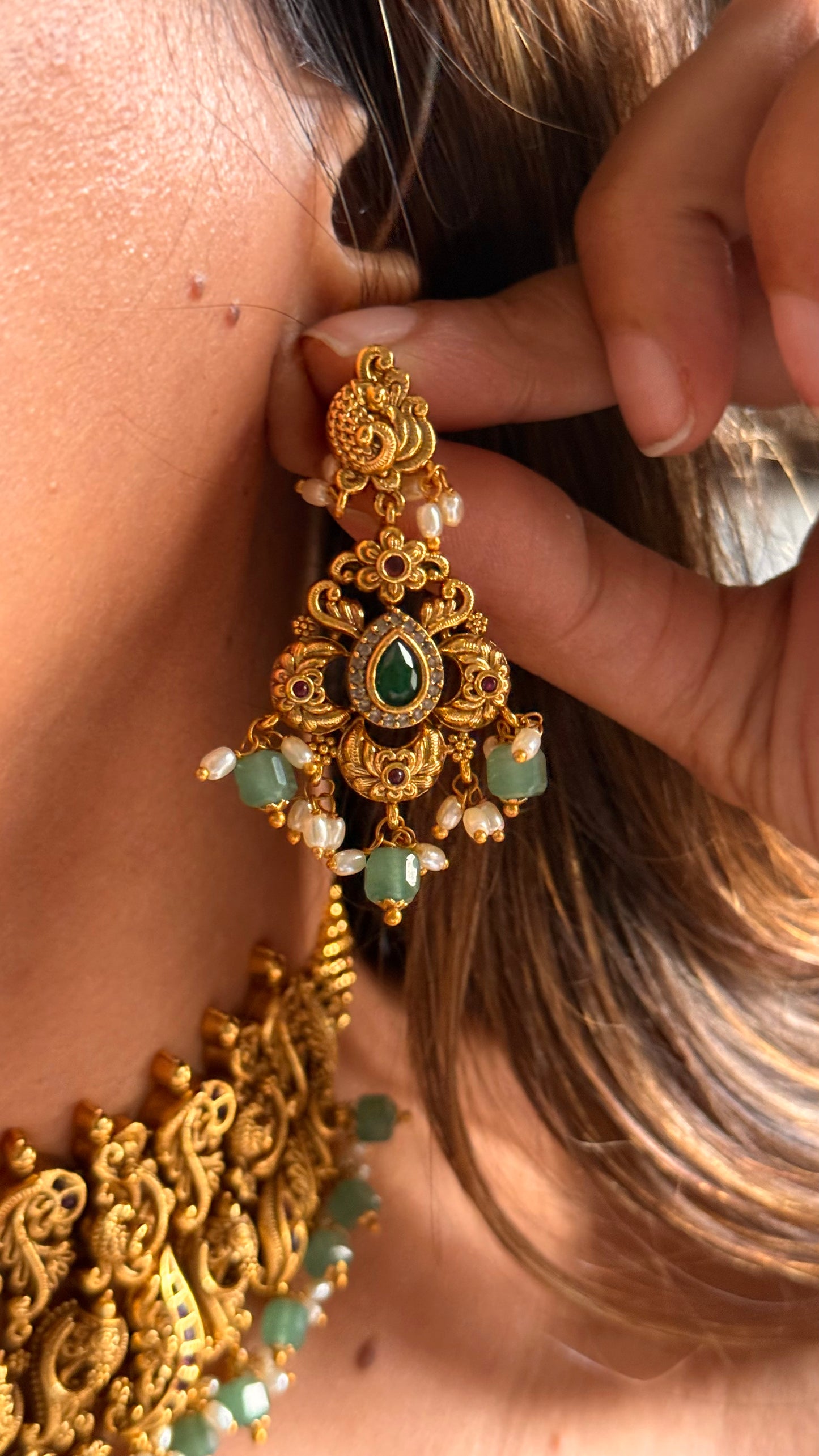 Teardrop emerald necklace with gold nakshi