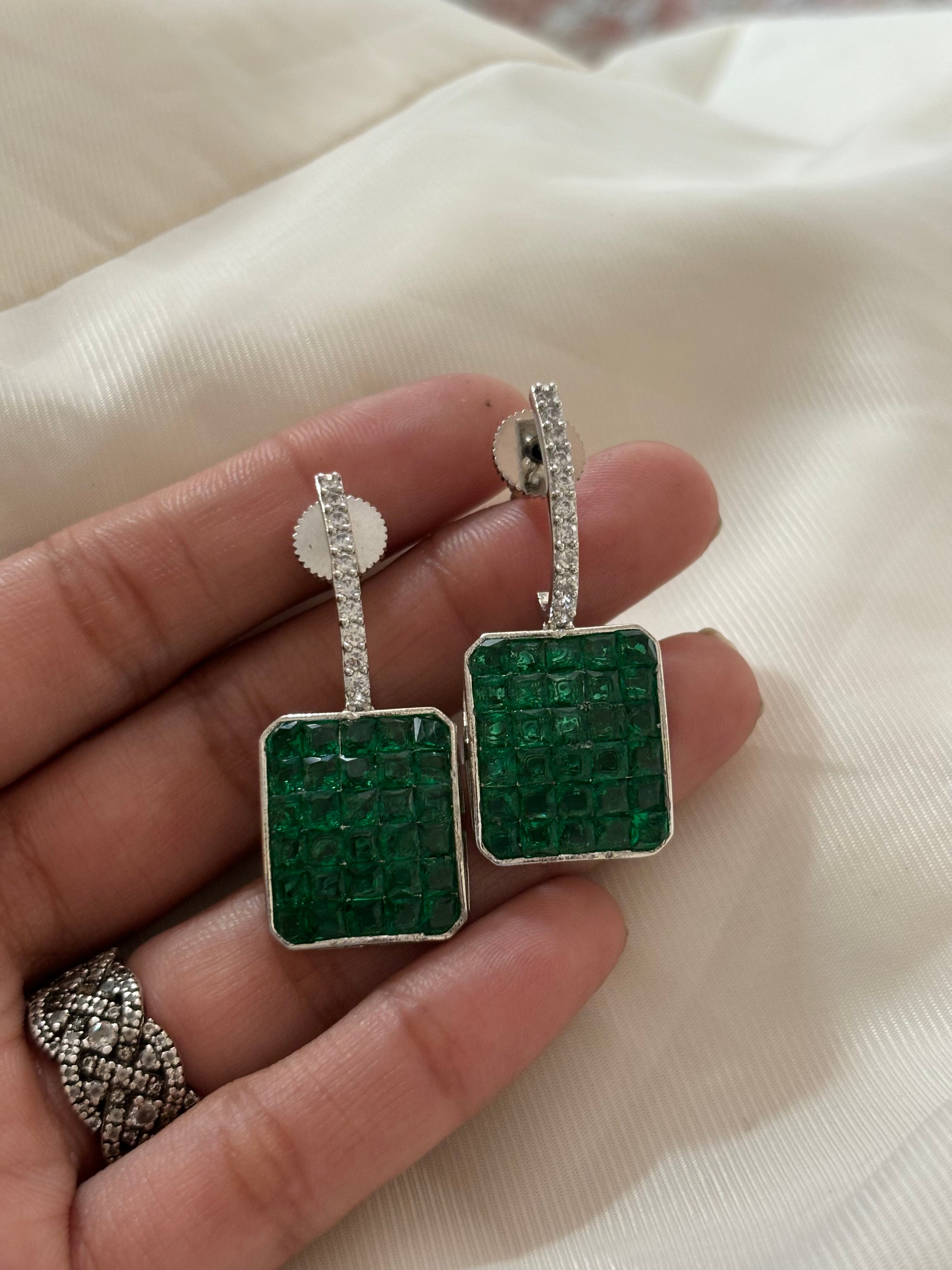 Invisible setting emerald earrings