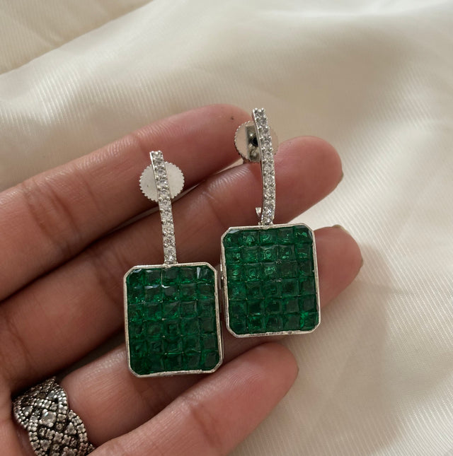 Invisible setting emerald earrings