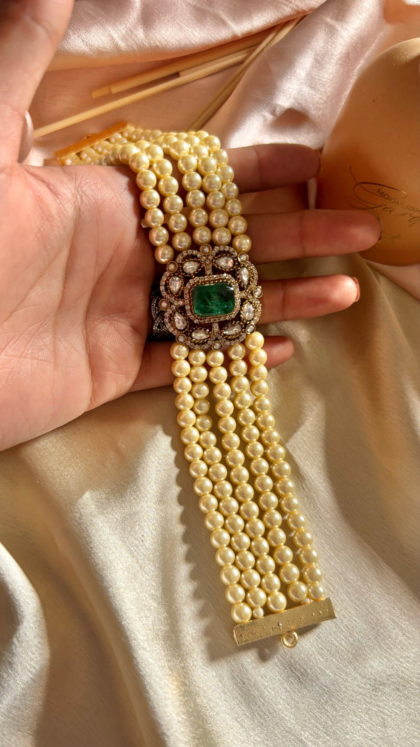 Heer Emerald Victorian minimalist choker