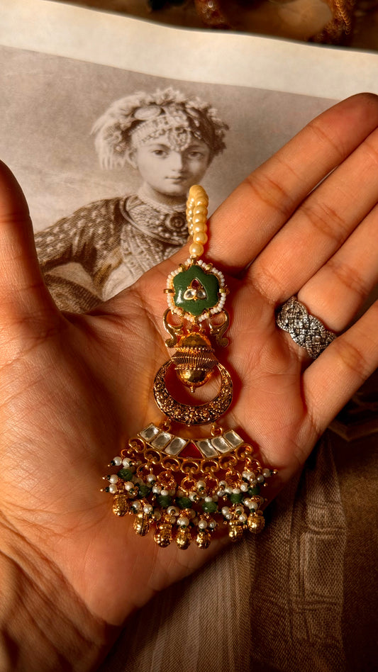 Emerald inlay rajwada maangtika