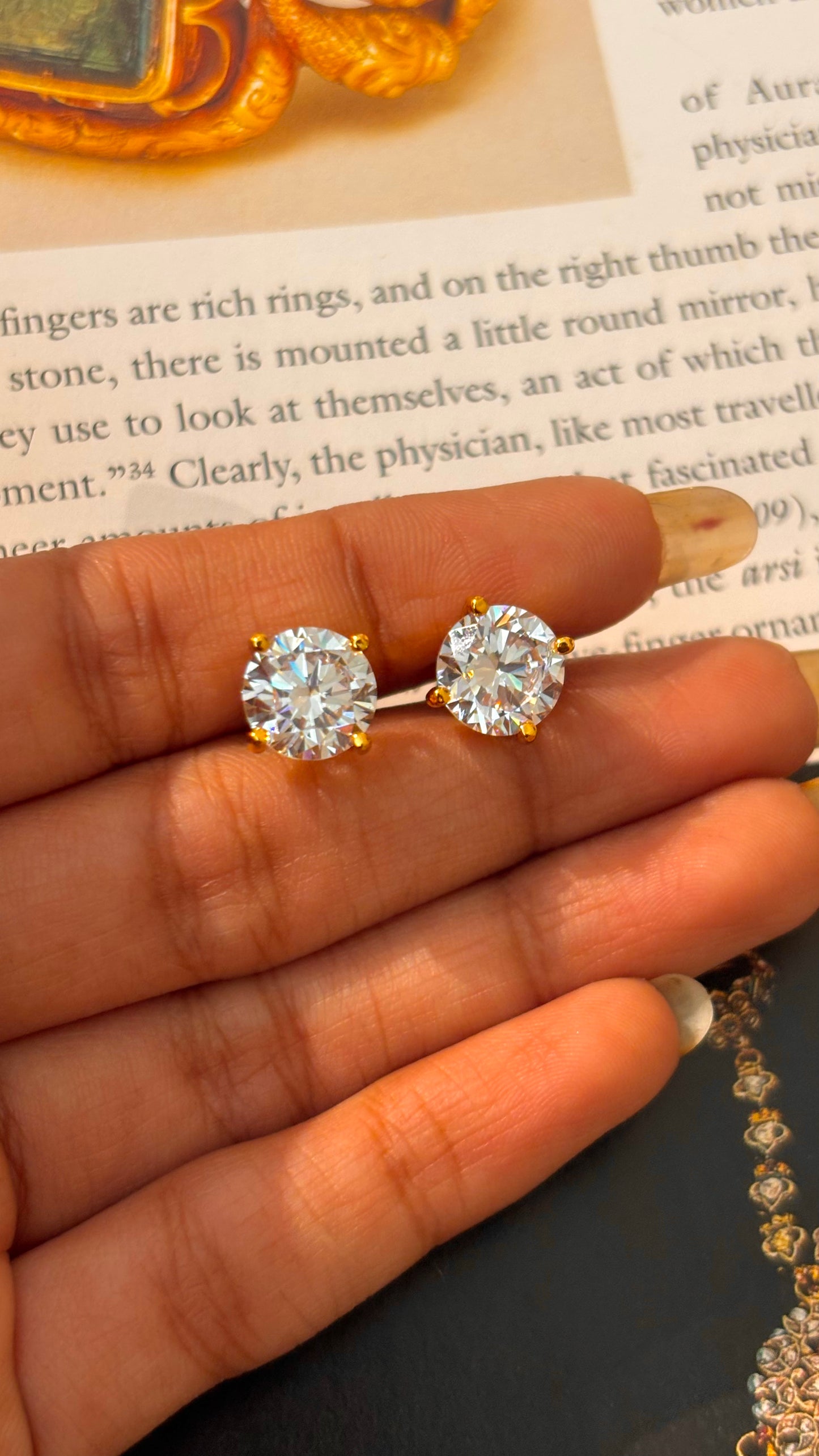 Round shape gold 1.5 carat studsstuds
