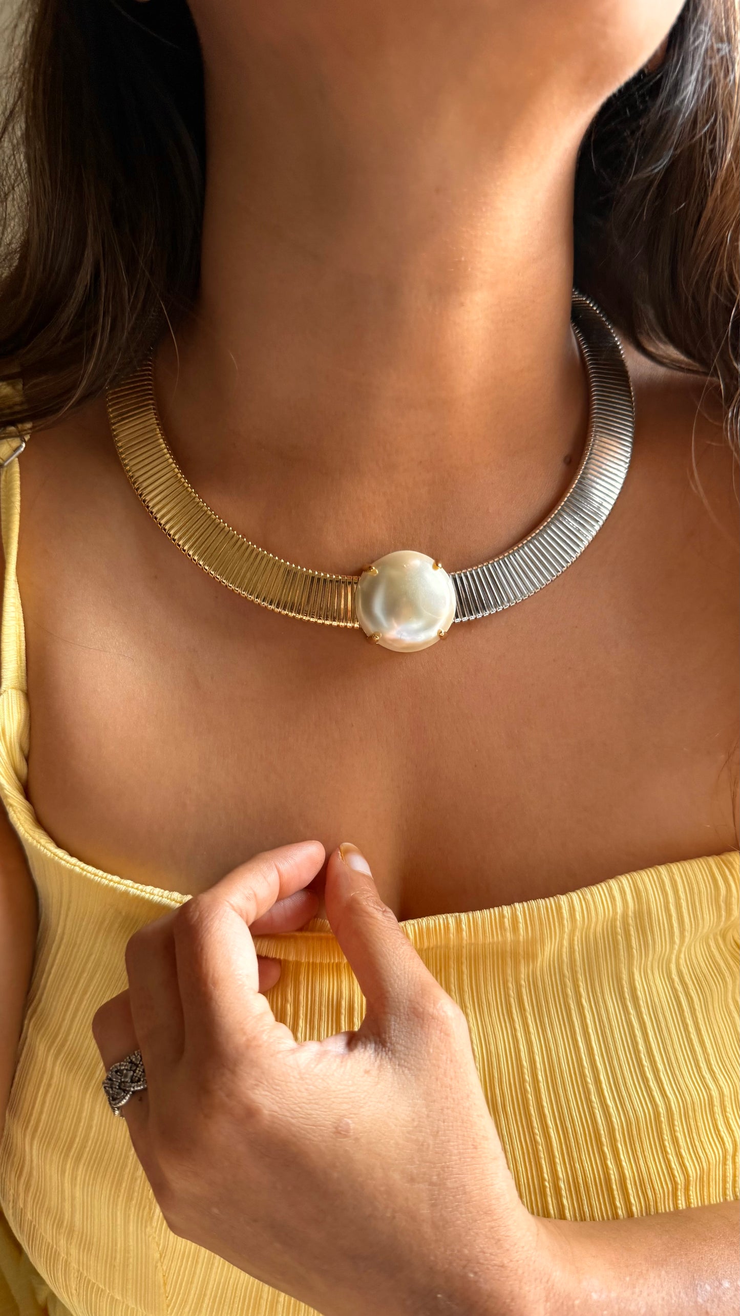 Round pearl statement choker