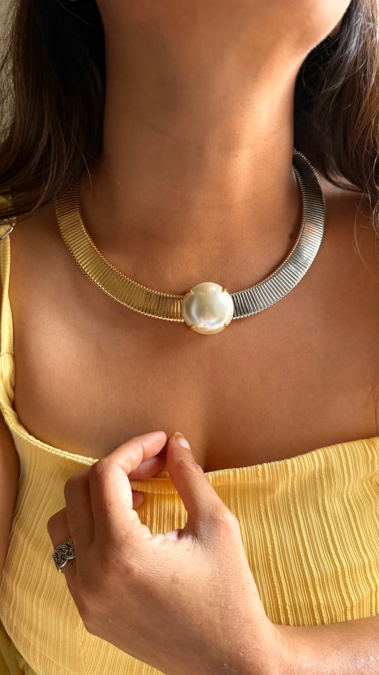 Round pearl statement choker