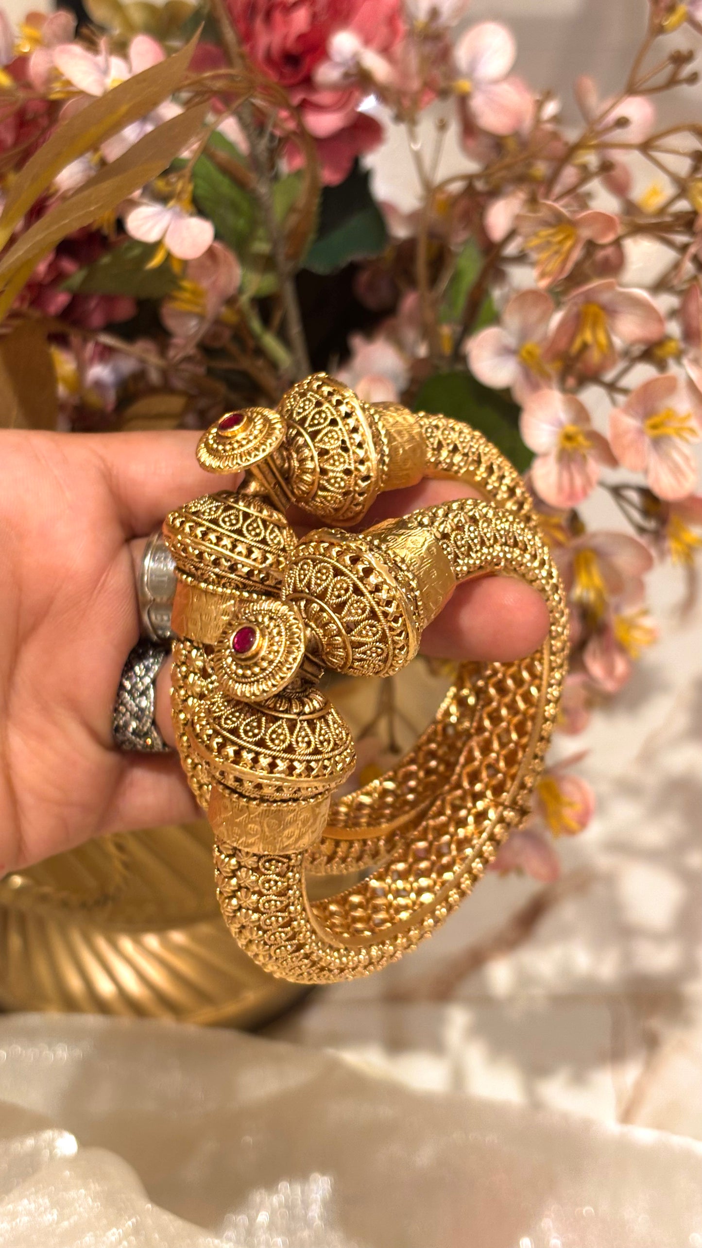 Ruby embedded rajwada bangles ( Polish- Gold Matte)