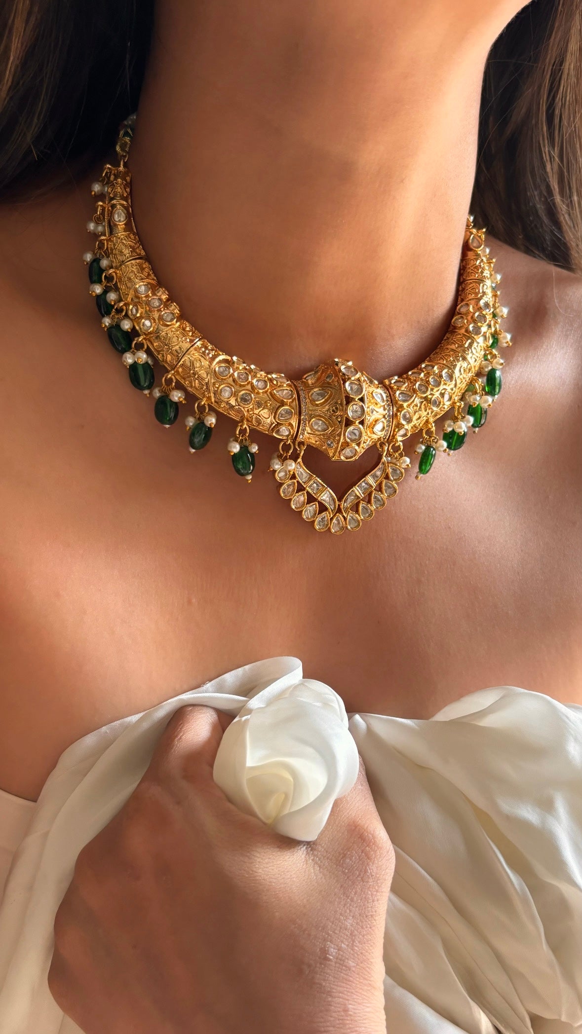 Gold hasli in emerald with earrings