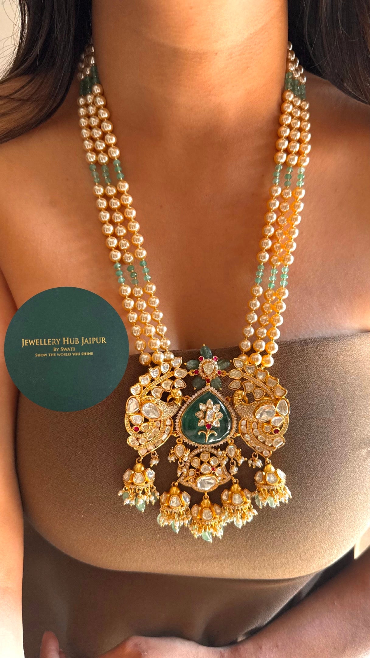 Inlay pendant with triple line pearl Necklace