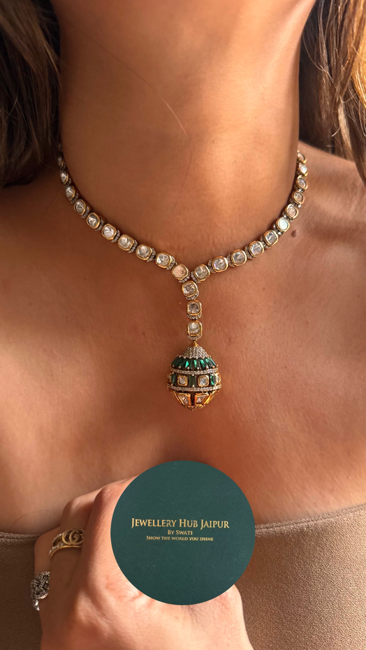 Cocktail emerald pendant set
