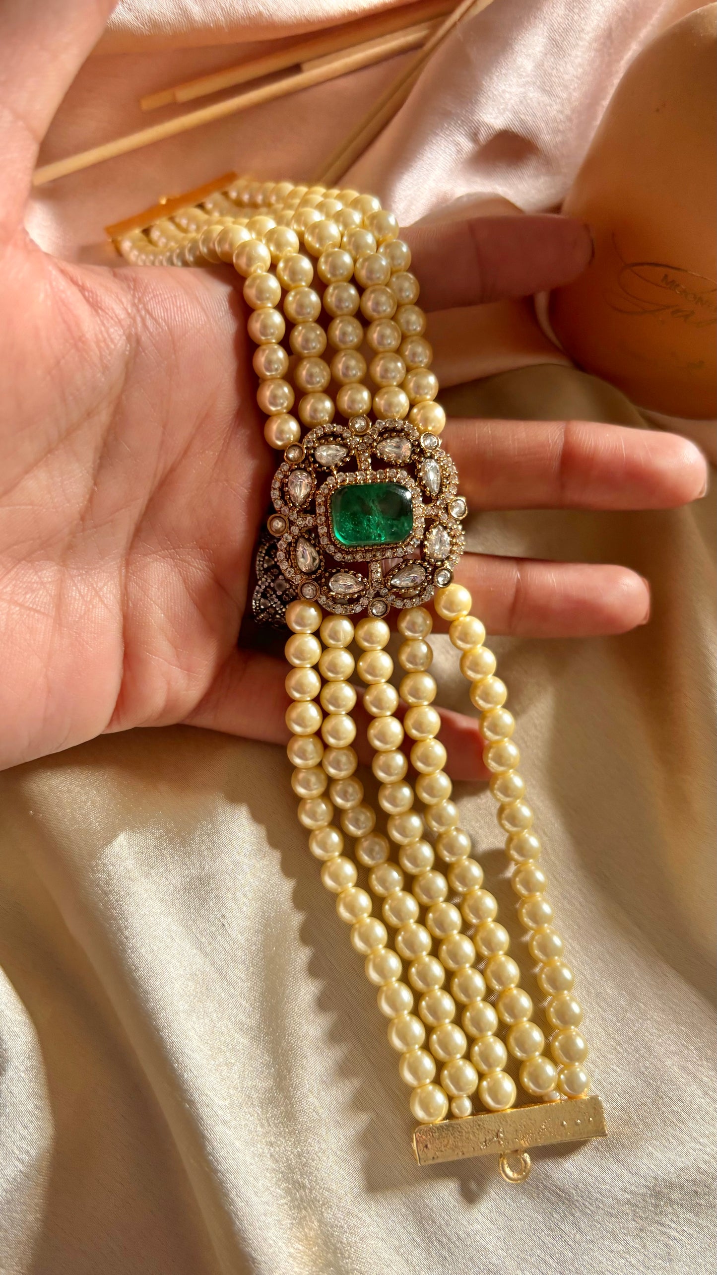 Heer Emerald Victorian minimalist choker