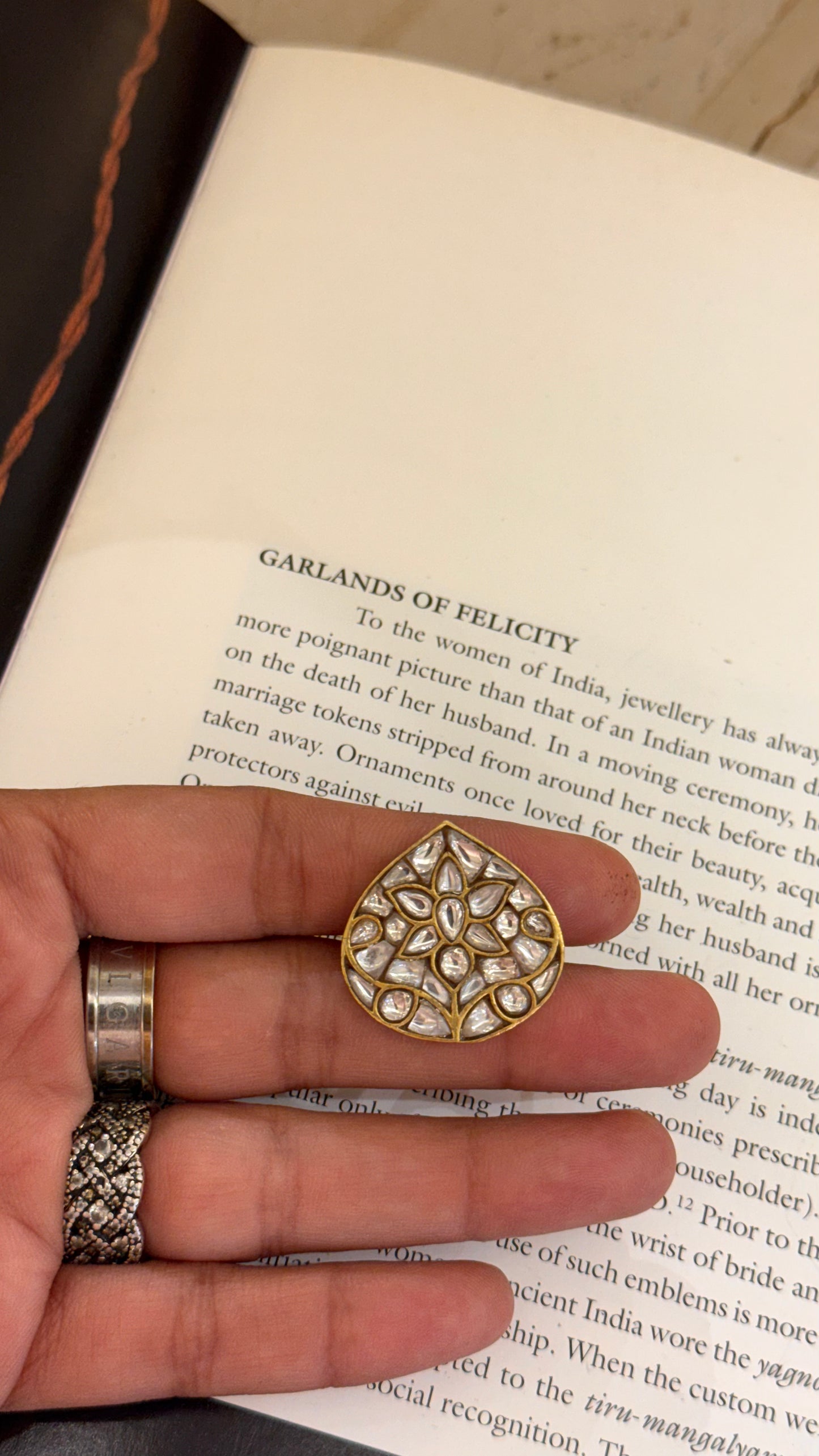 Paan shape paachi kundan ring