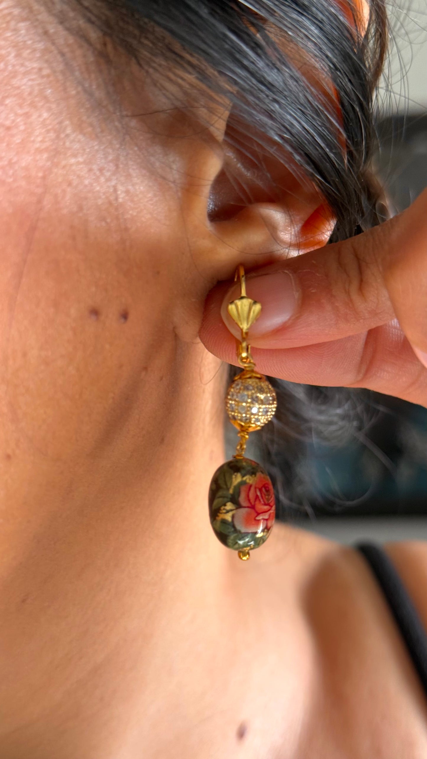 Pearl & painted rose string