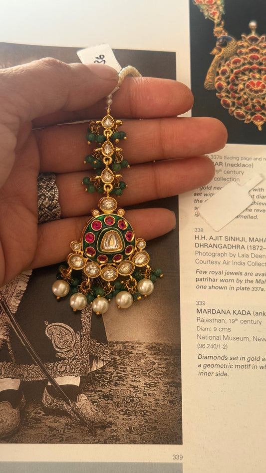 Rani pink & emerald meena maangtika with mint drops