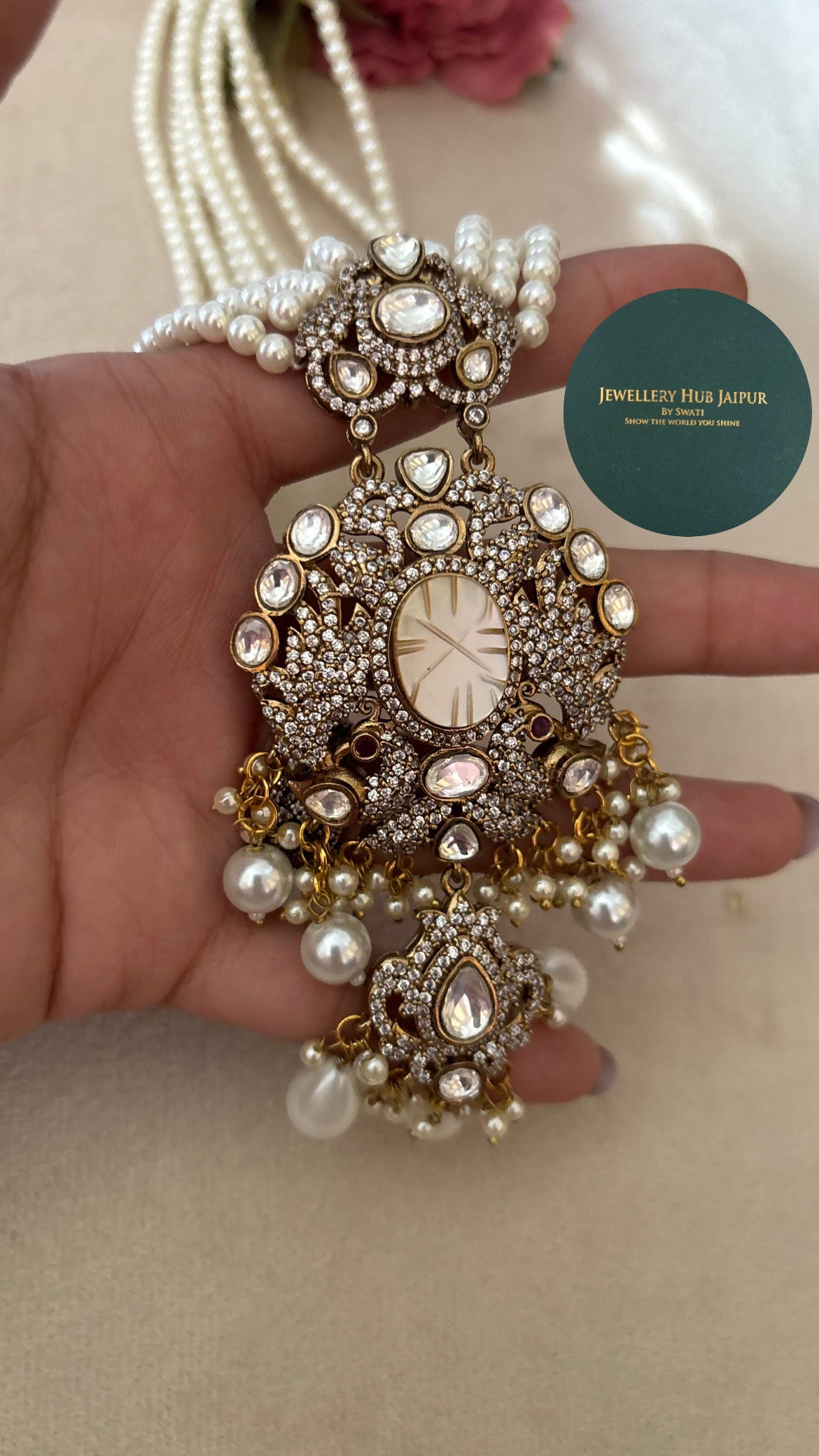 Mother of pearl pendant set with pearl lines