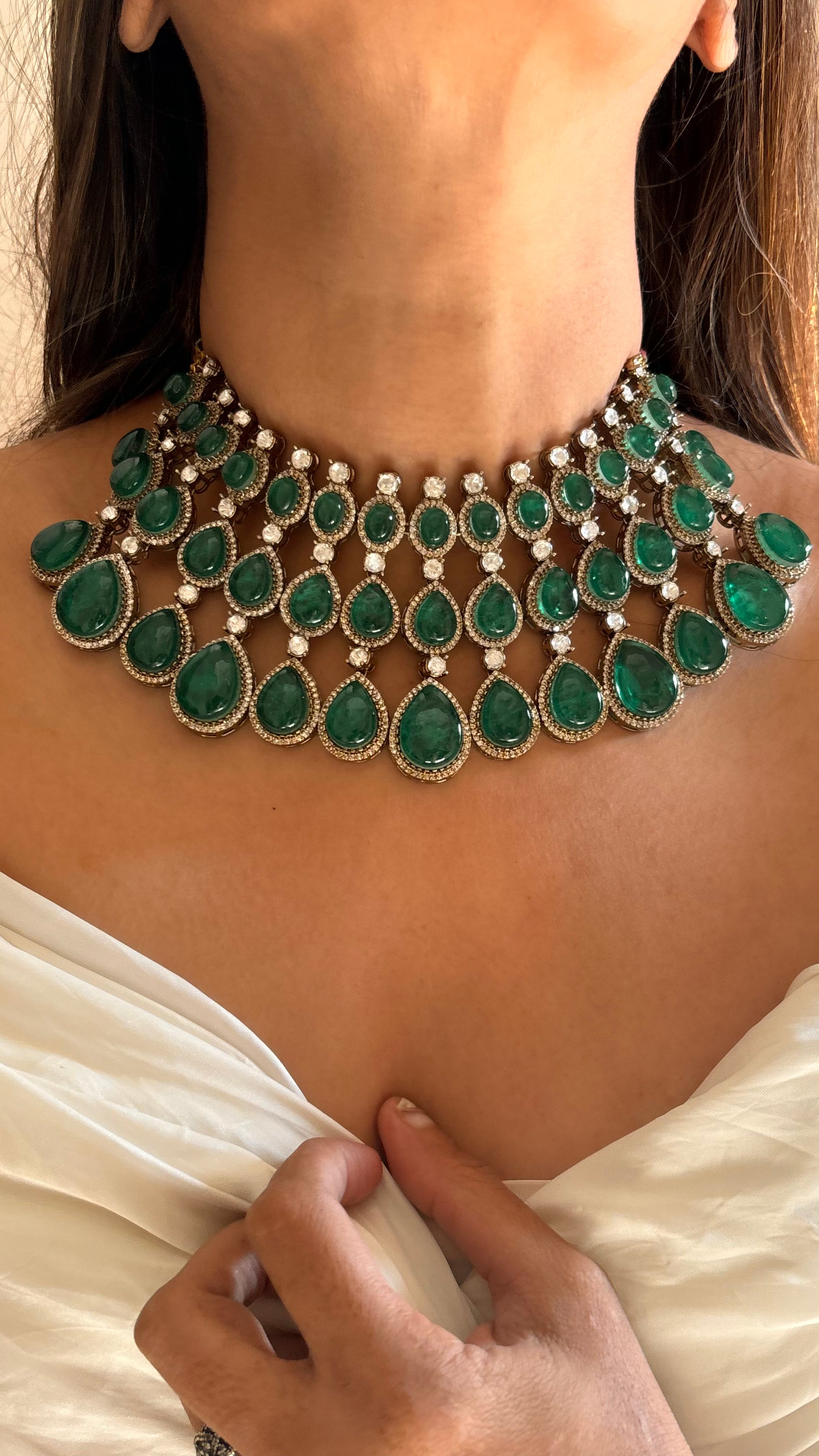 Emerald doublet choker set