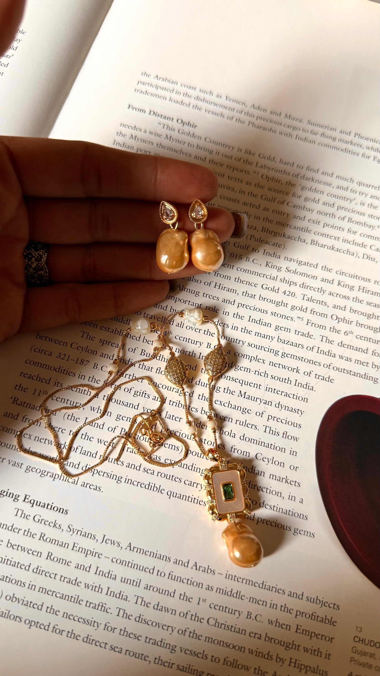 Emerald minimal pendant set