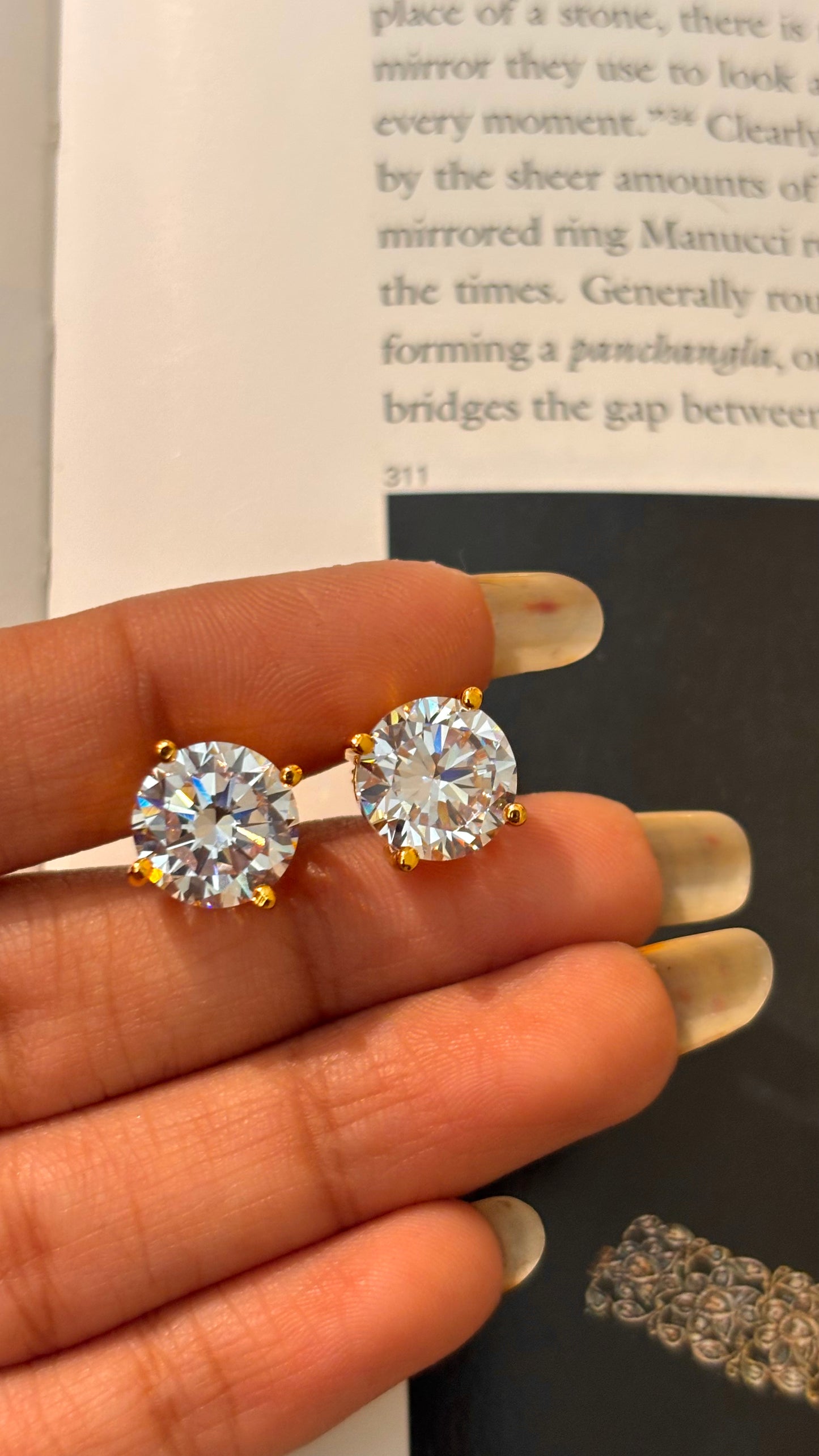 Round shape gold 1.5 carat studsstuds