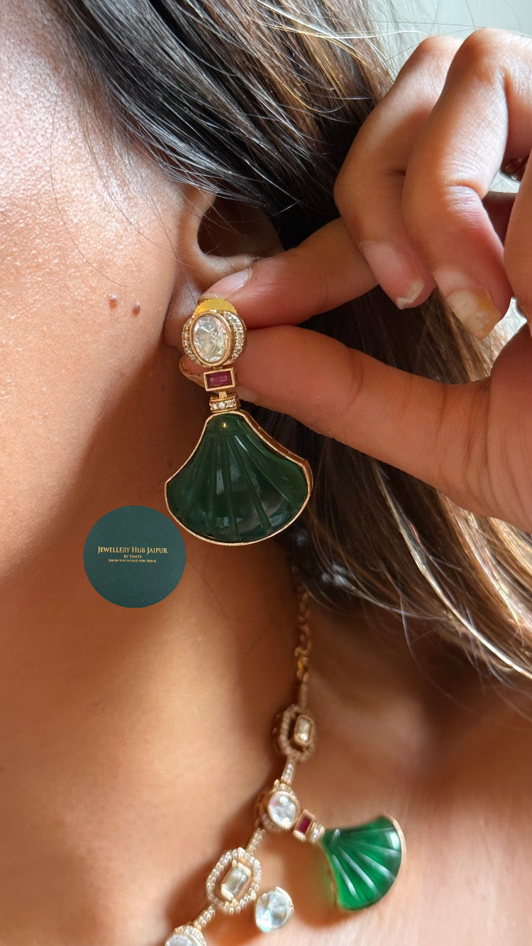 Emerald inlay carving shell shaped with moissanite collar set
