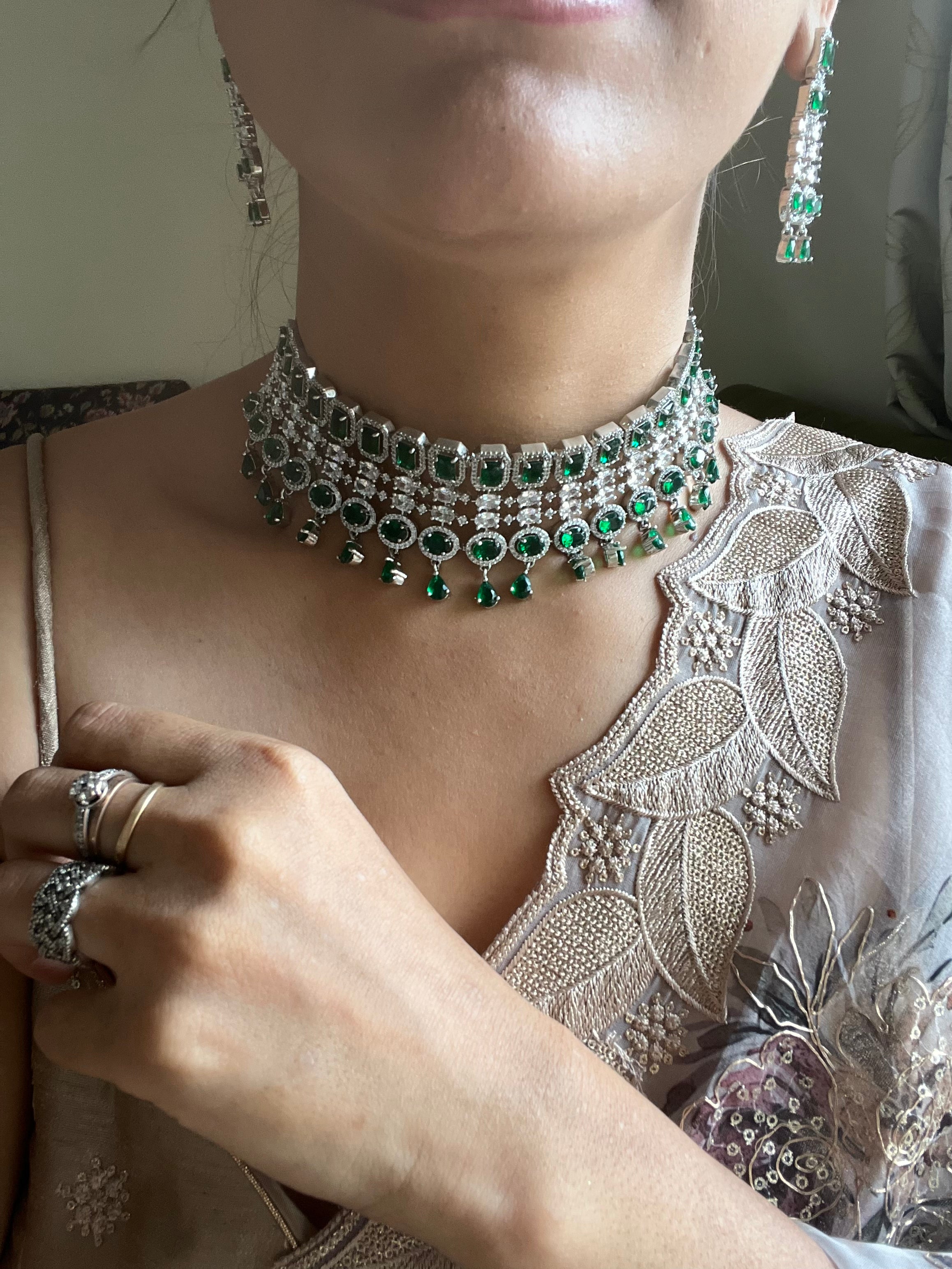 Emerald stone choker