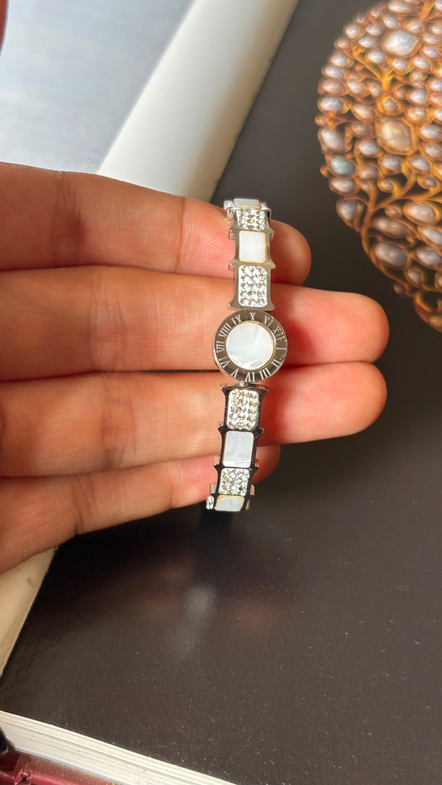 Mother of pearl wath shape open nail bracelet