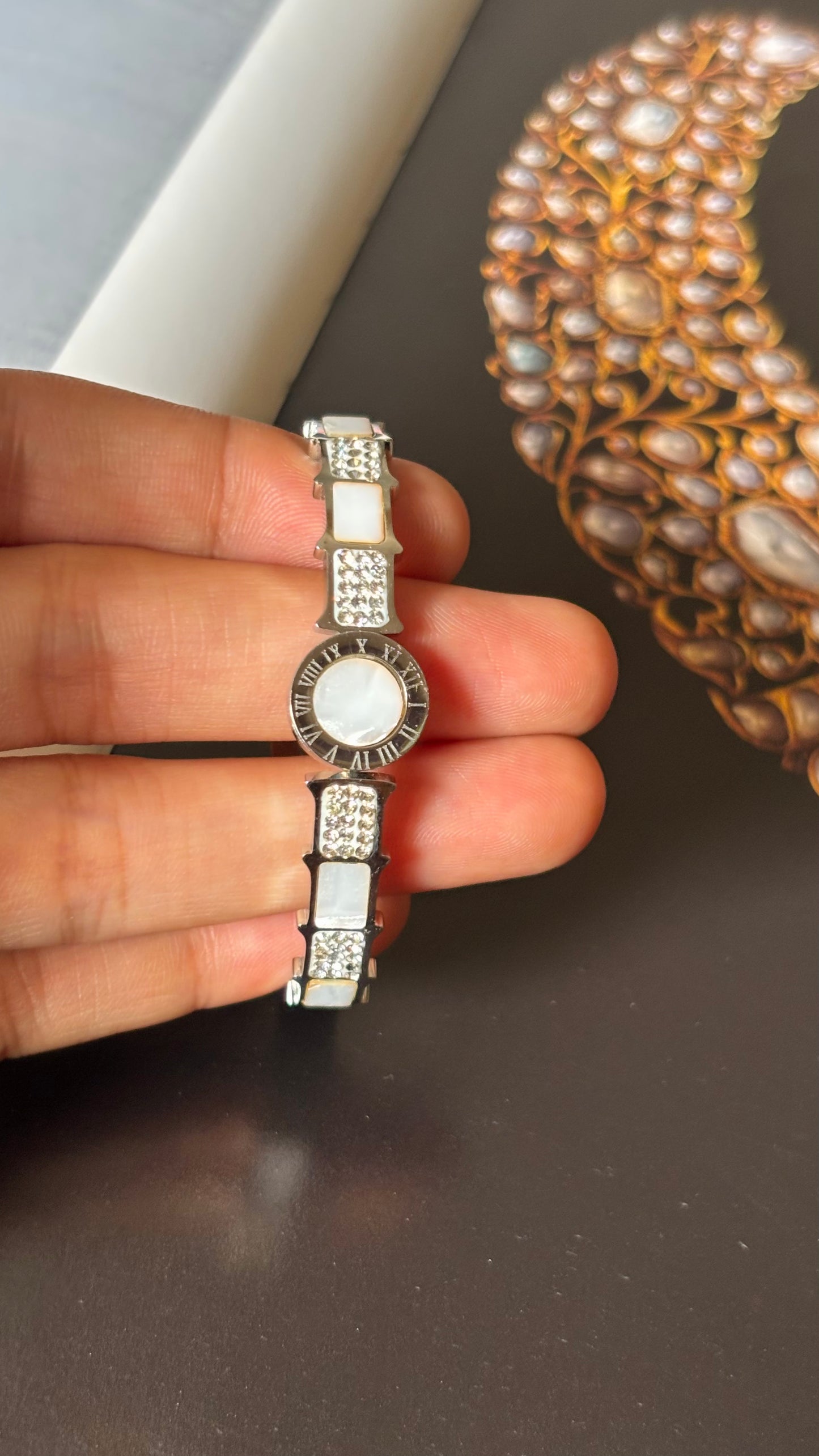Mother of pearl wath shape open nail bracelet