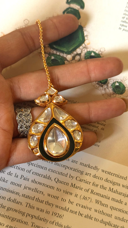 Emerald meenakari maangtika