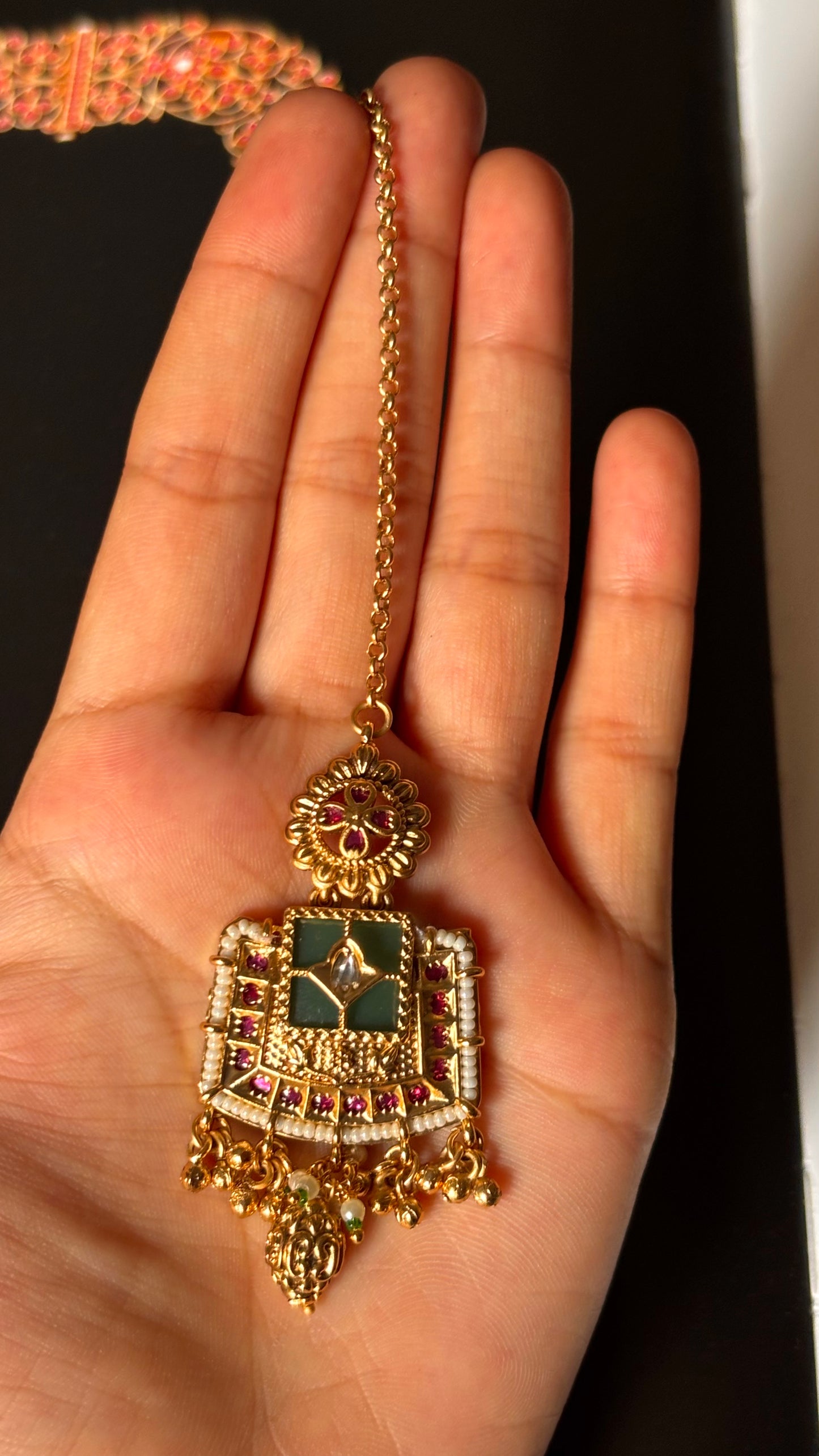 Emerald inlay nakashi Maangtika