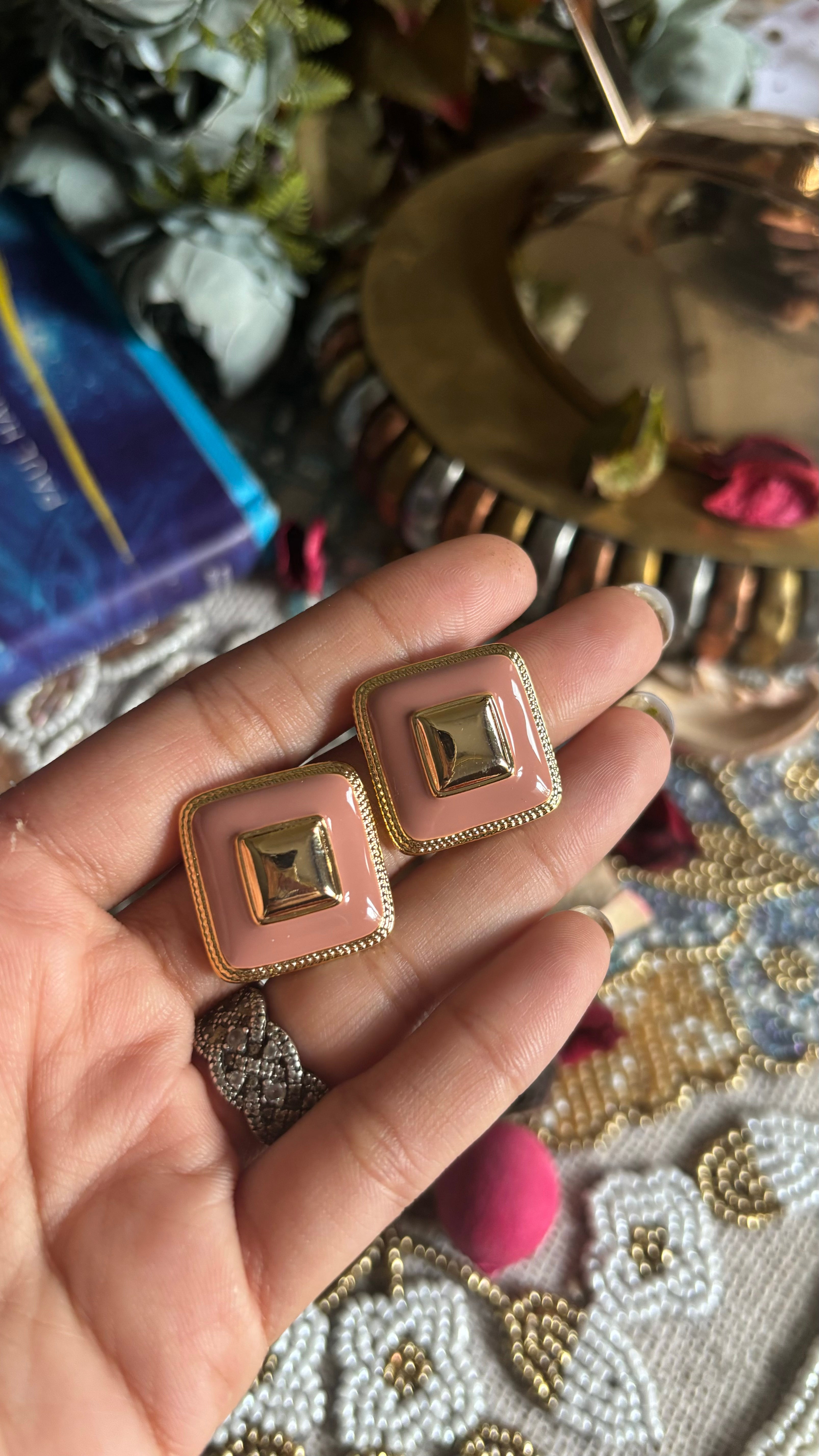 Golden desire, Nude pink studs