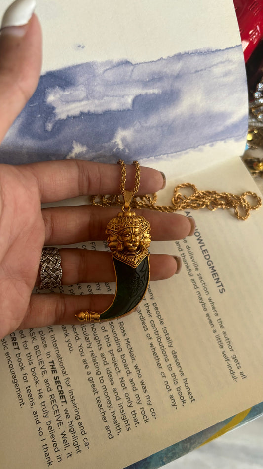 Three faces emerald pendant