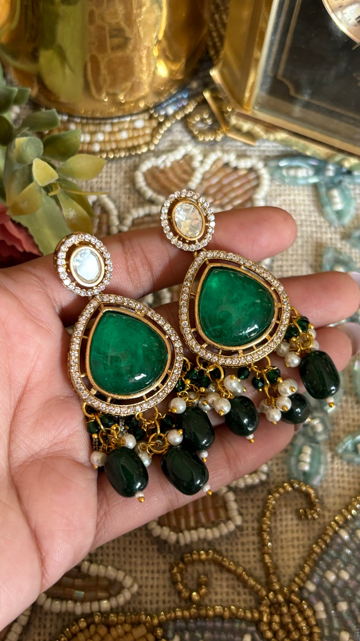 Emerald doublet & uncut polki choker with earrings