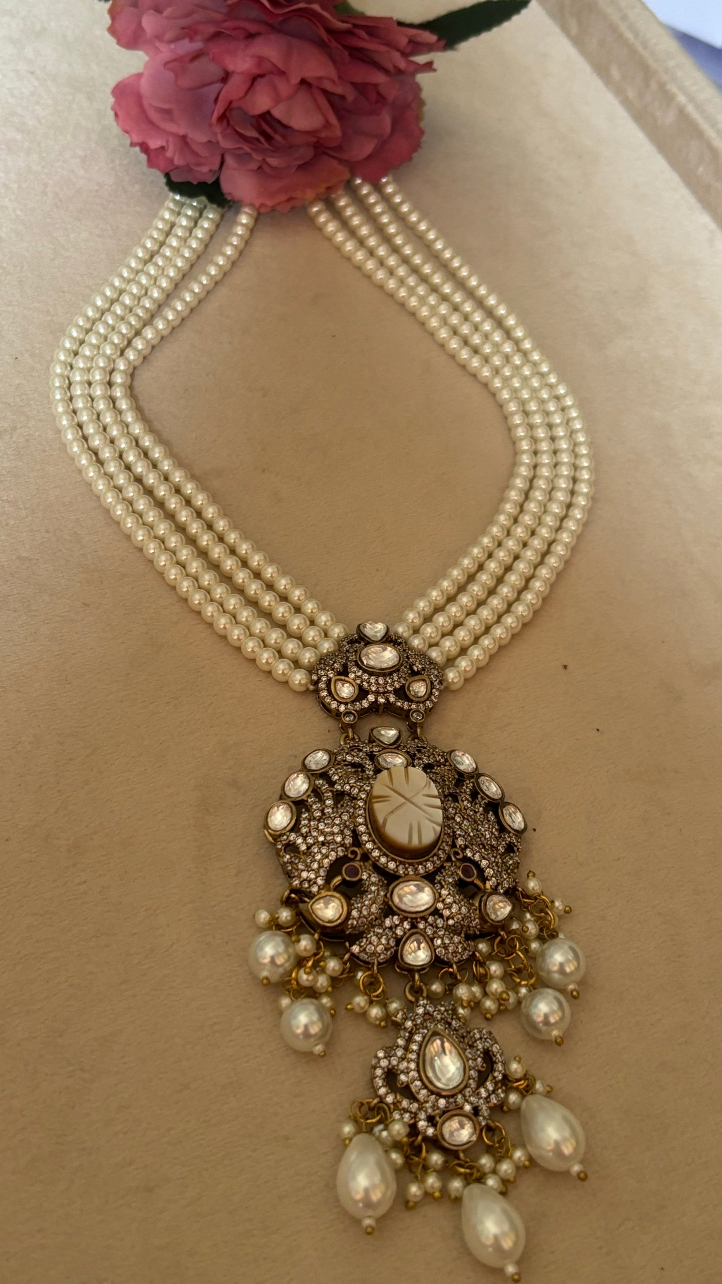 Mother of pearl pendant set with pearl lines
