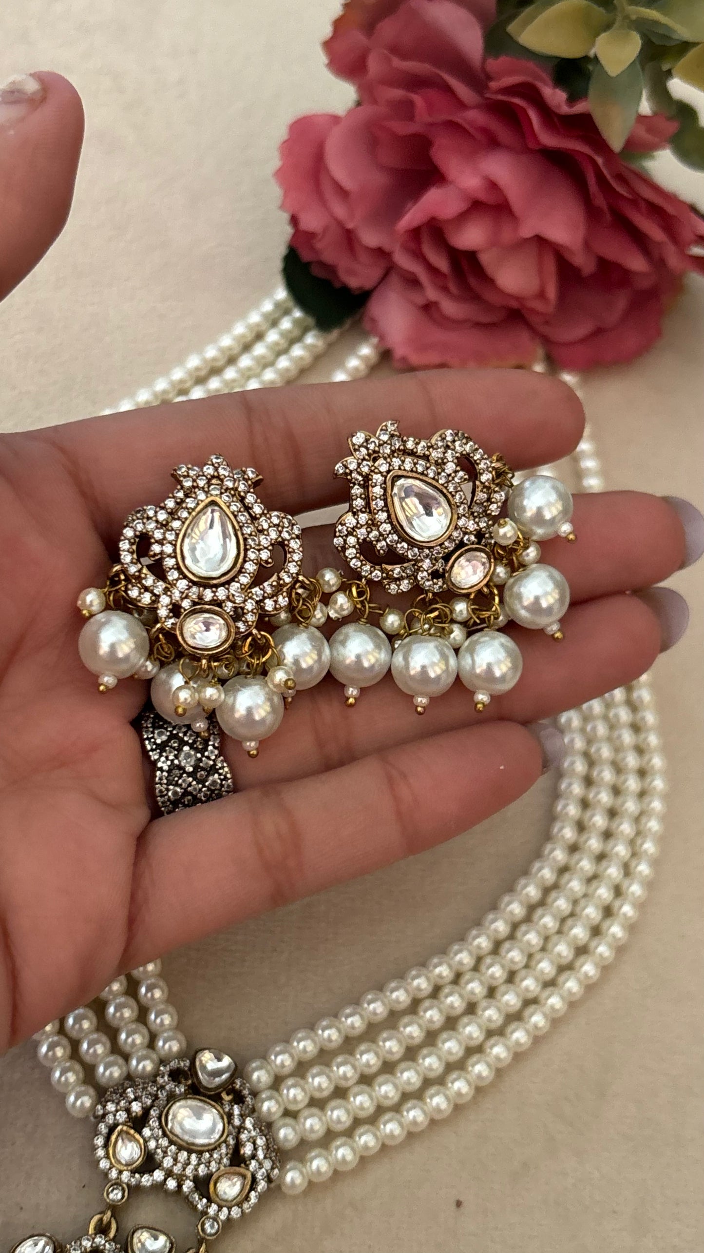 Mother of pearl pendant set with pearl lines