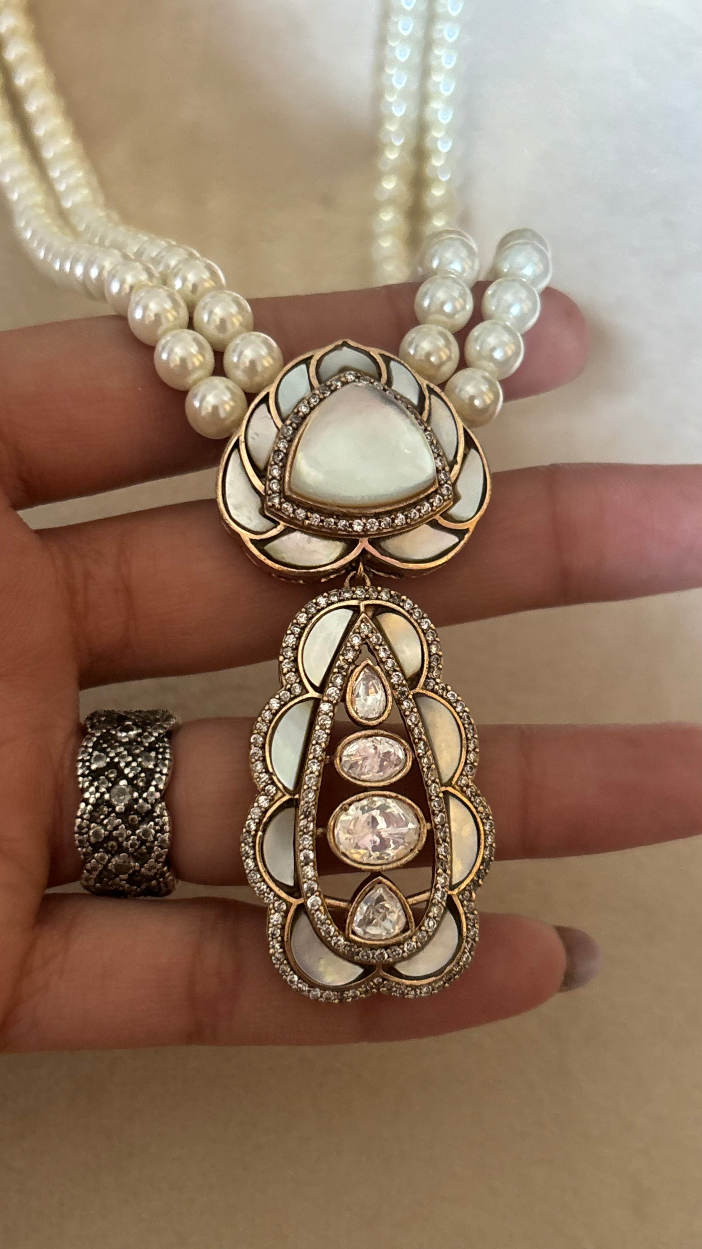 Mother of pearl pendant set with earrings