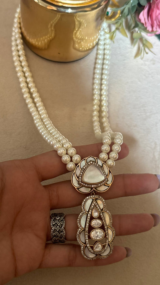 Mother of pearl pendant set with earrings