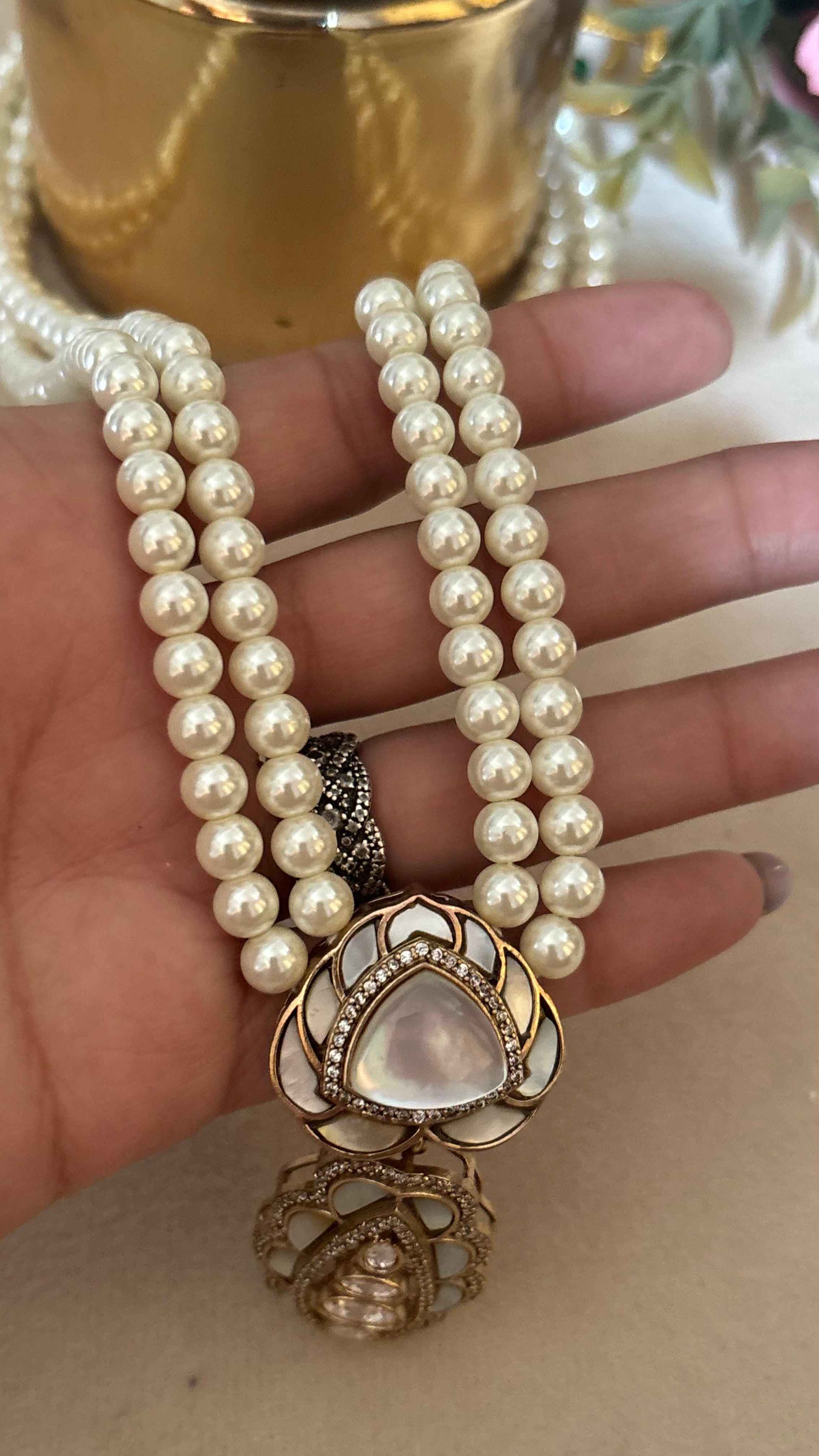 Mother of pearl pendant set with earrings