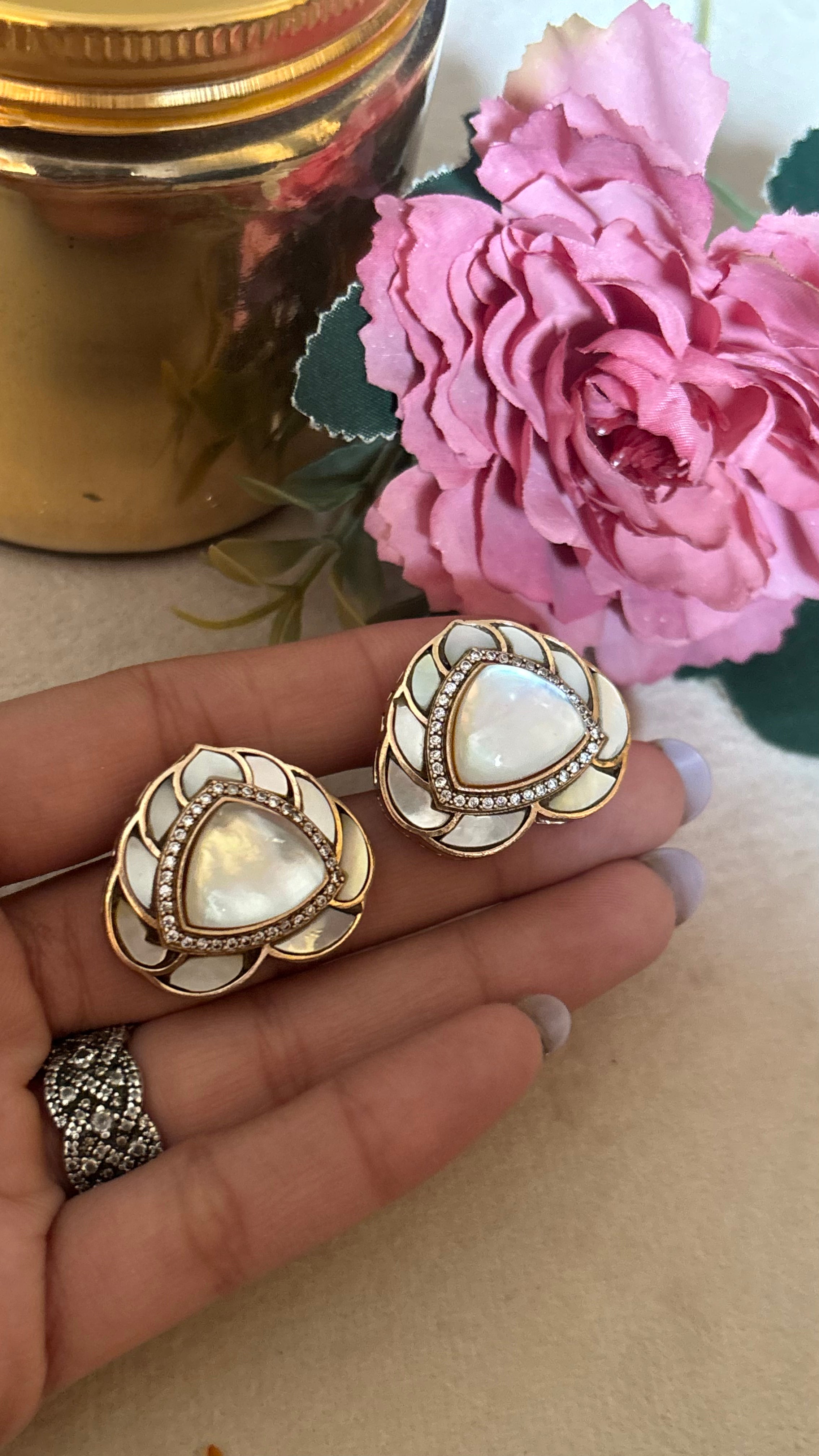 Mother of pearl pendant set with earrings