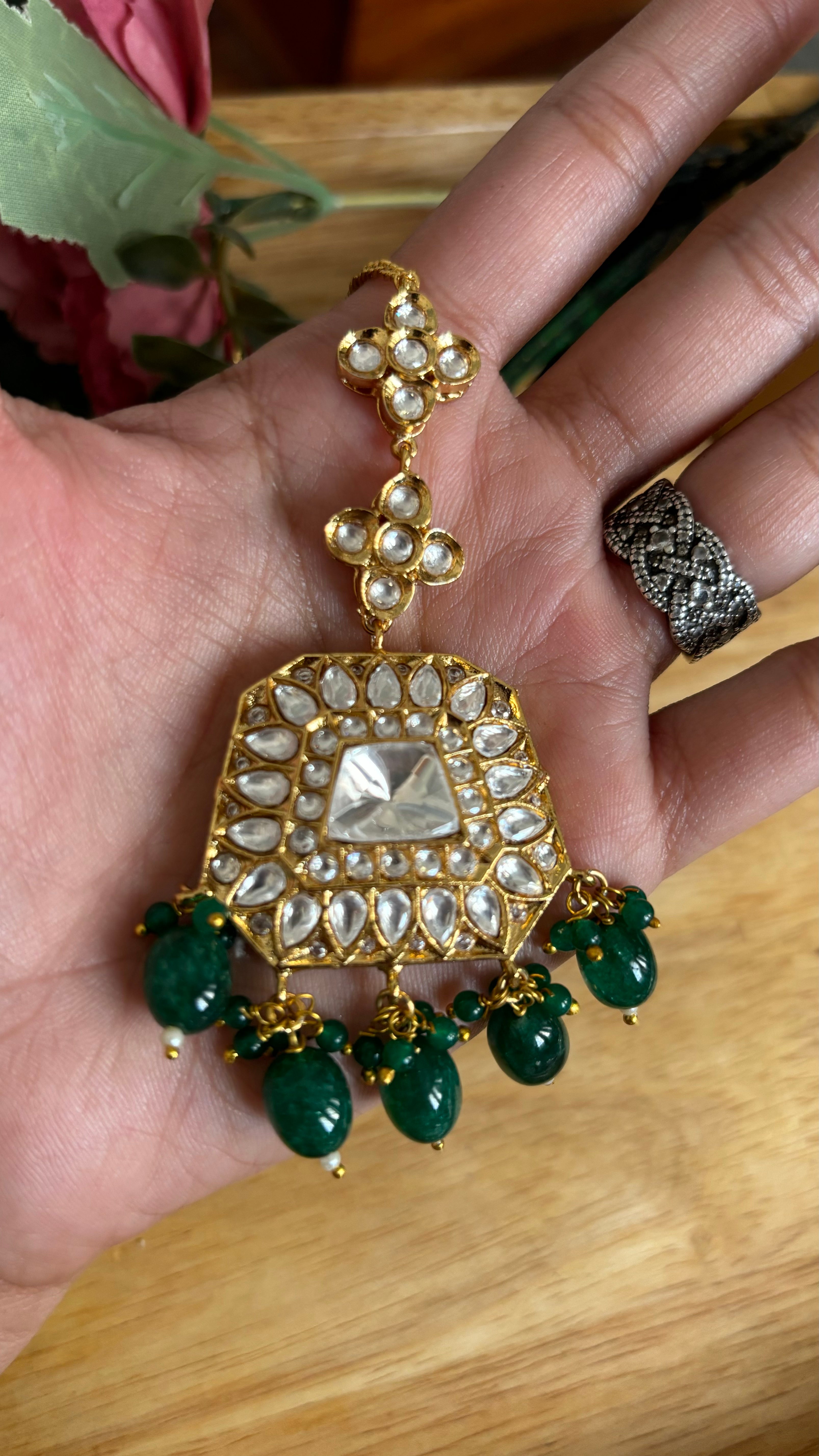 tyaai kundan emerald maangtika