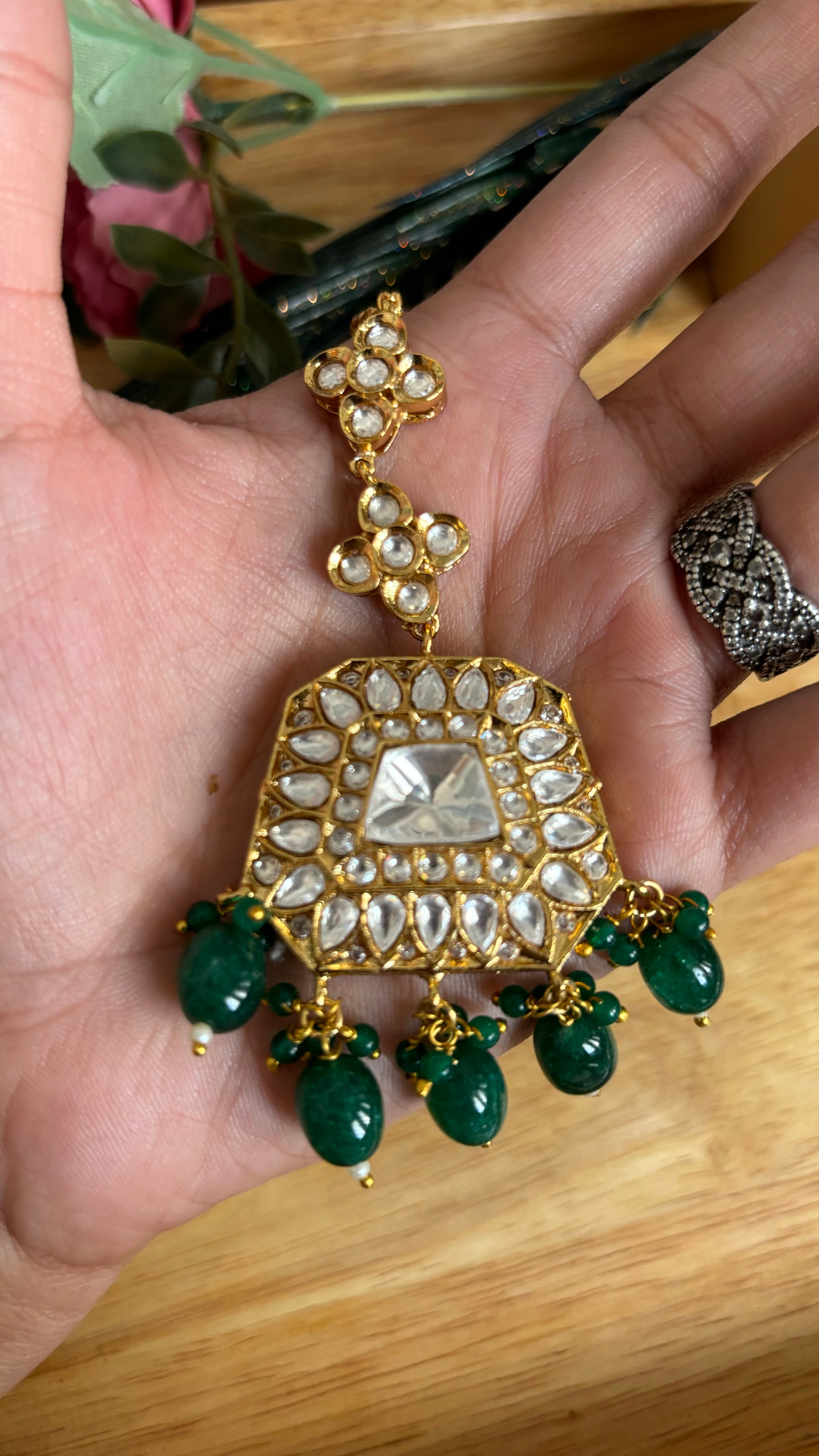 tyaai kundan emerald maangtika