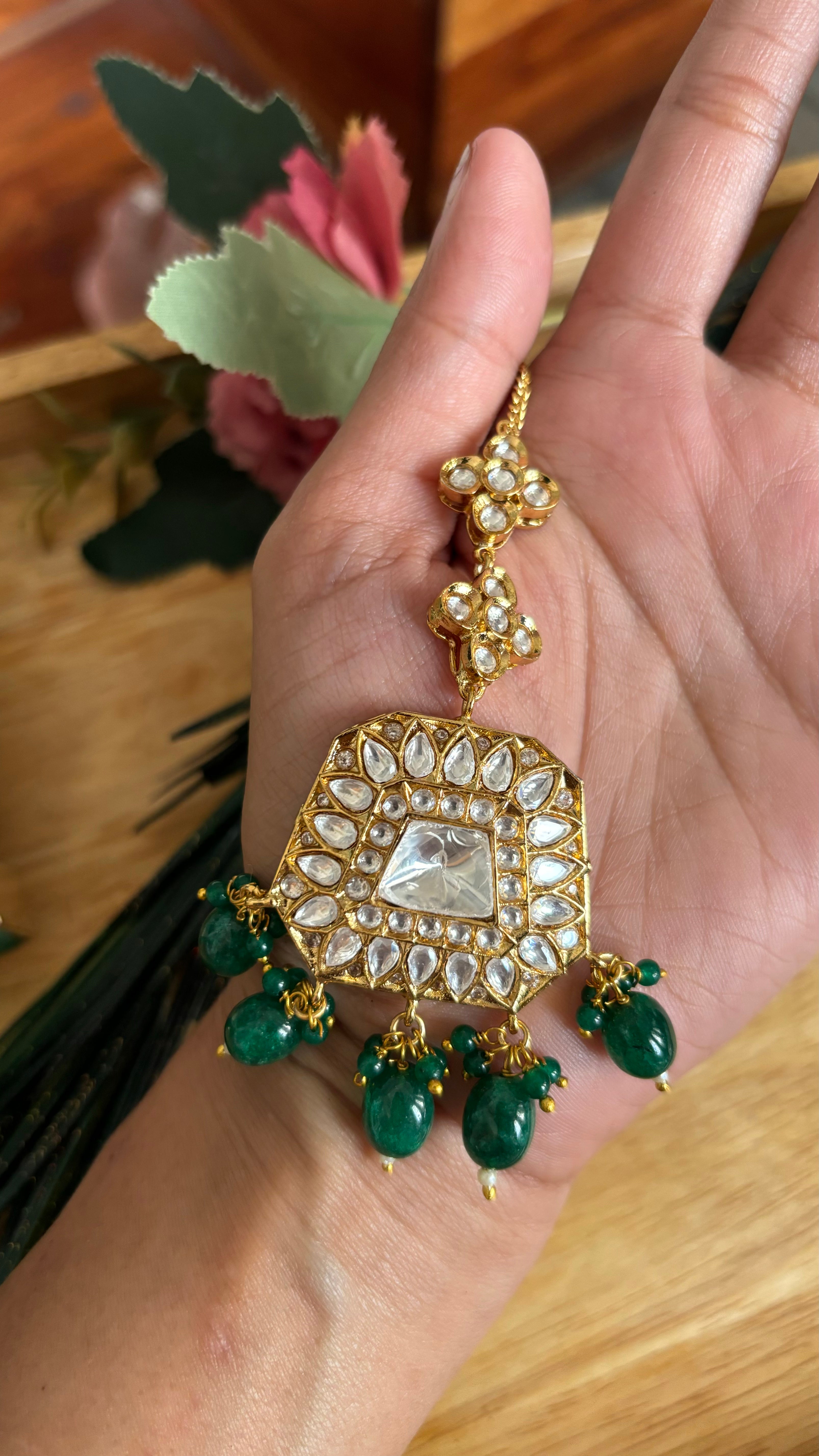 tyaai kundan emerald maangtika