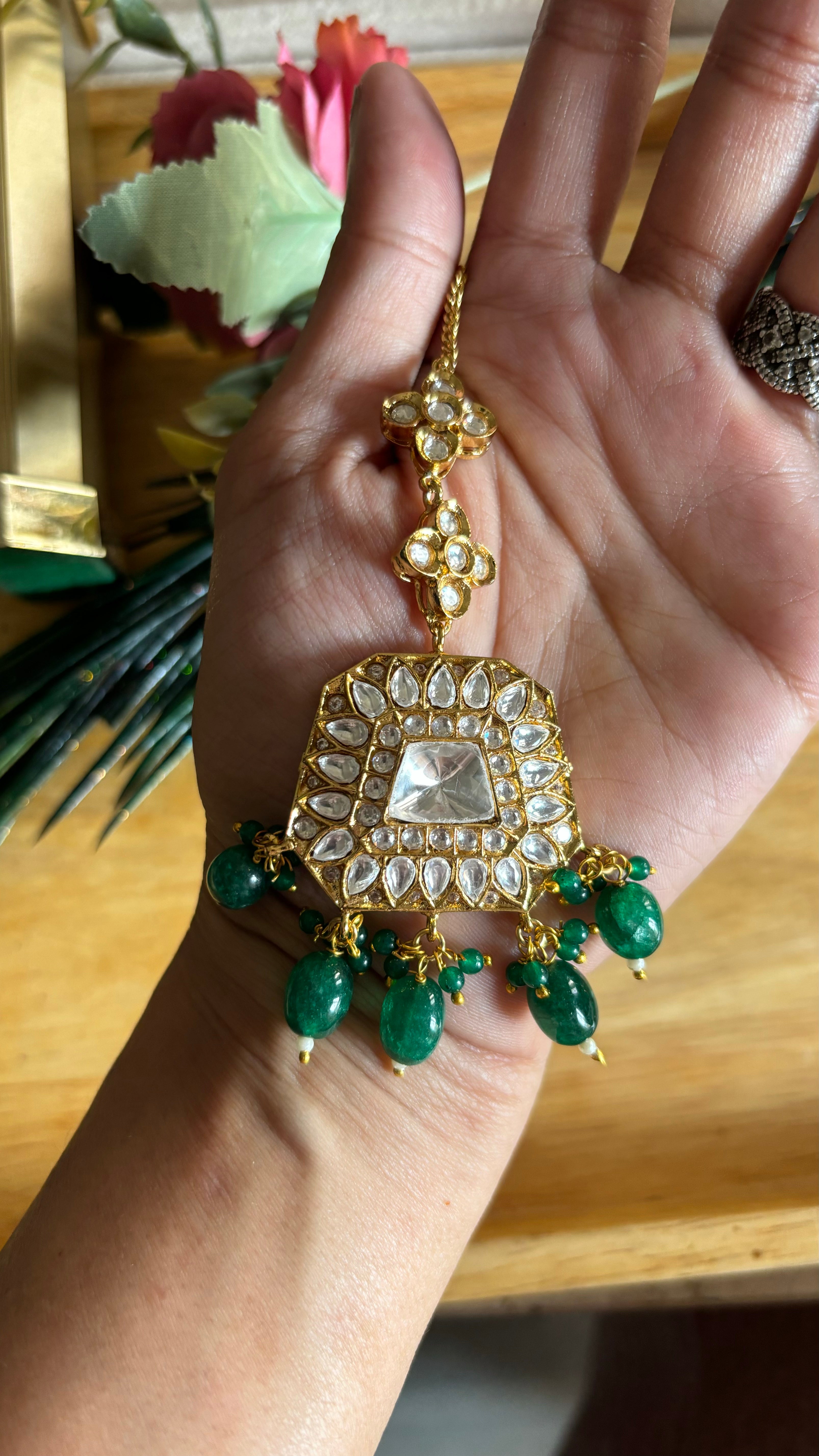 tyaai kundan emerald maangtika