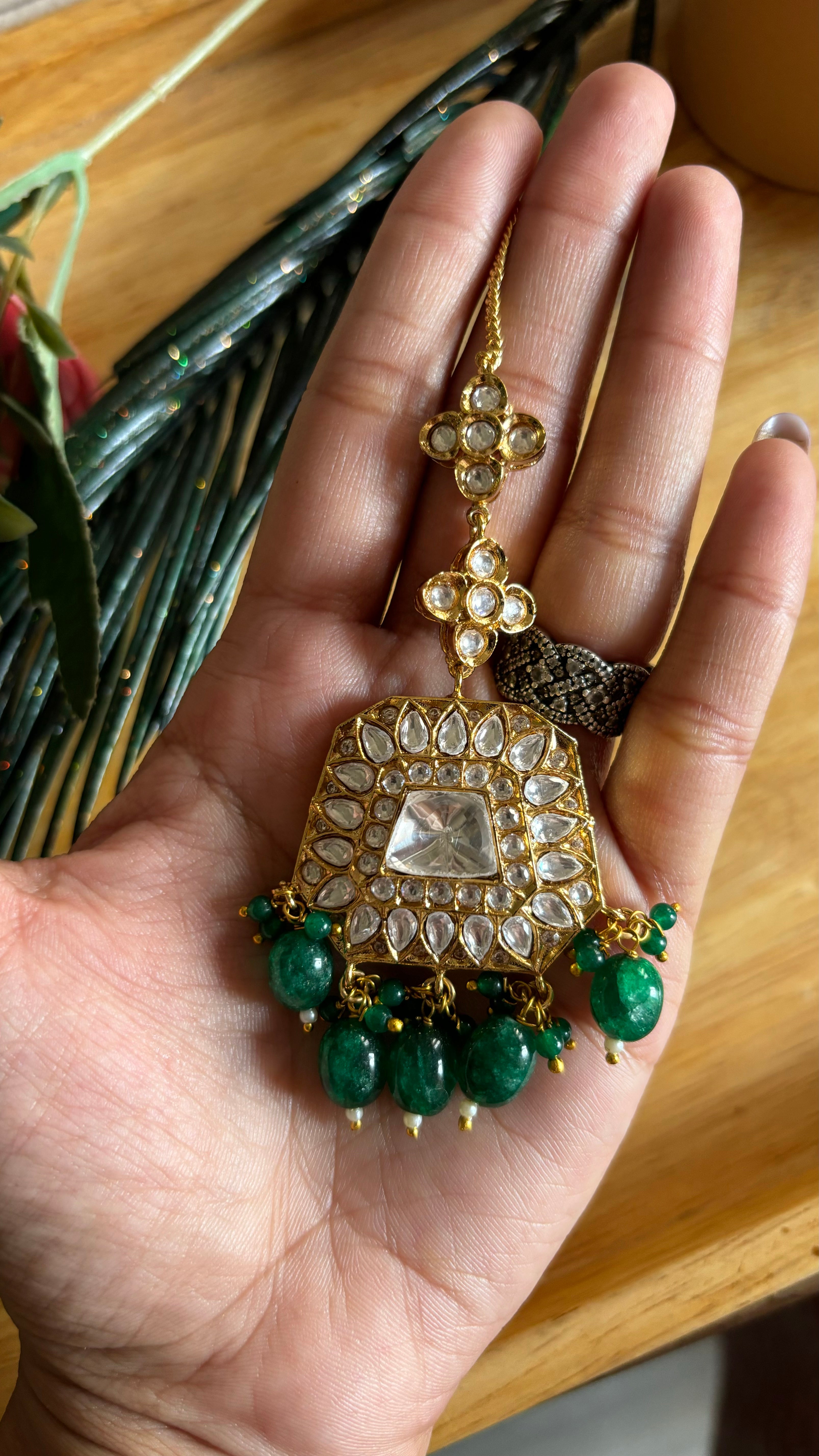 tyaai kundan emerald maangtika