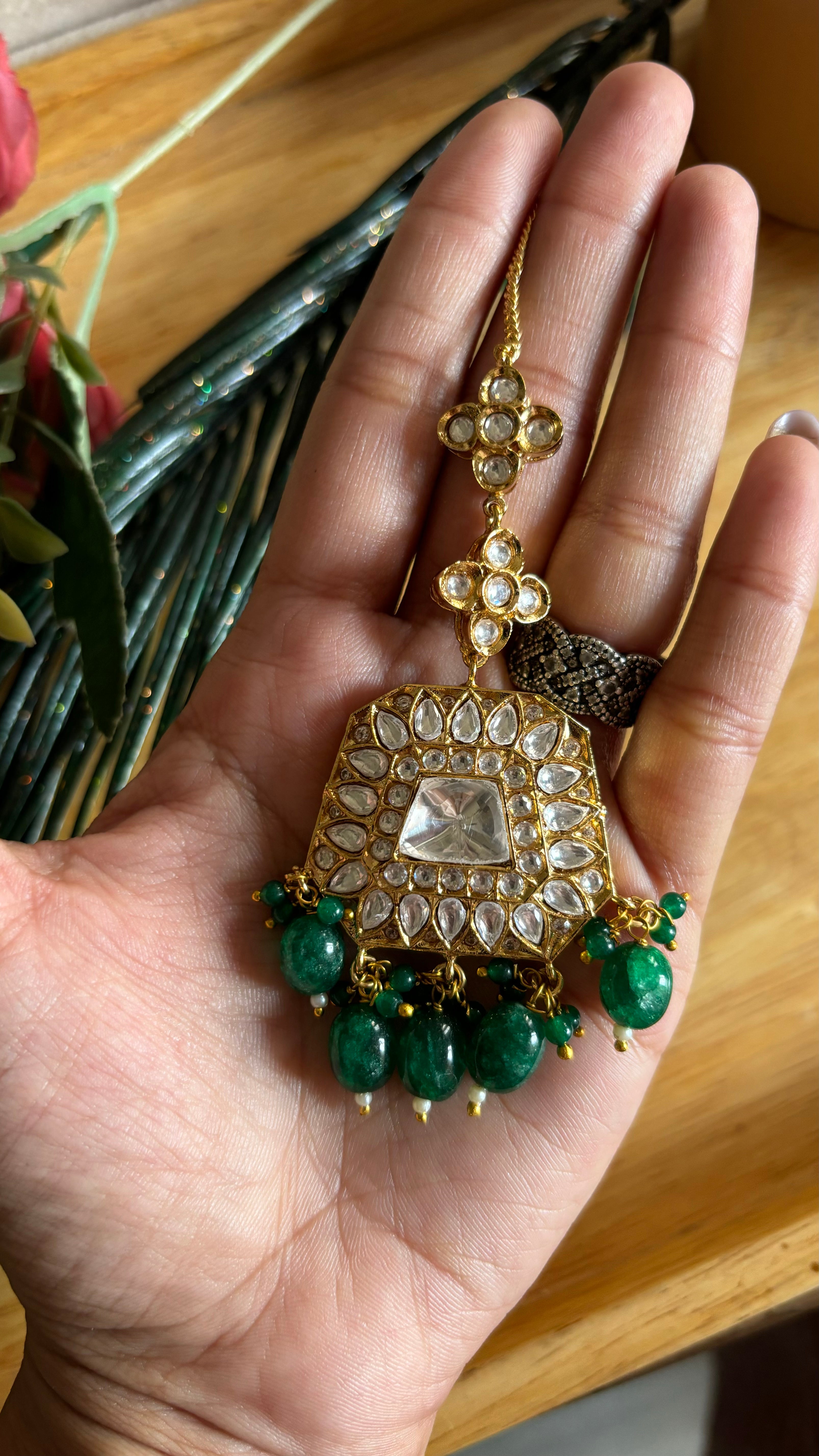 tyaai kundan emerald maangtika