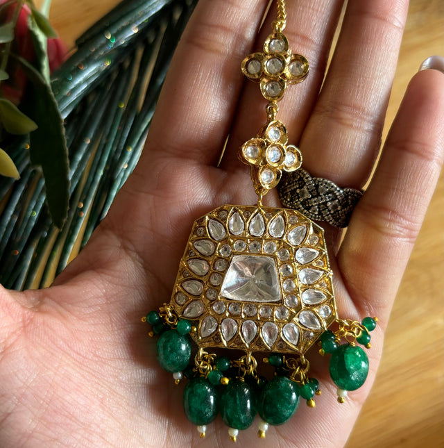 tyaai kundan emerald maangtika