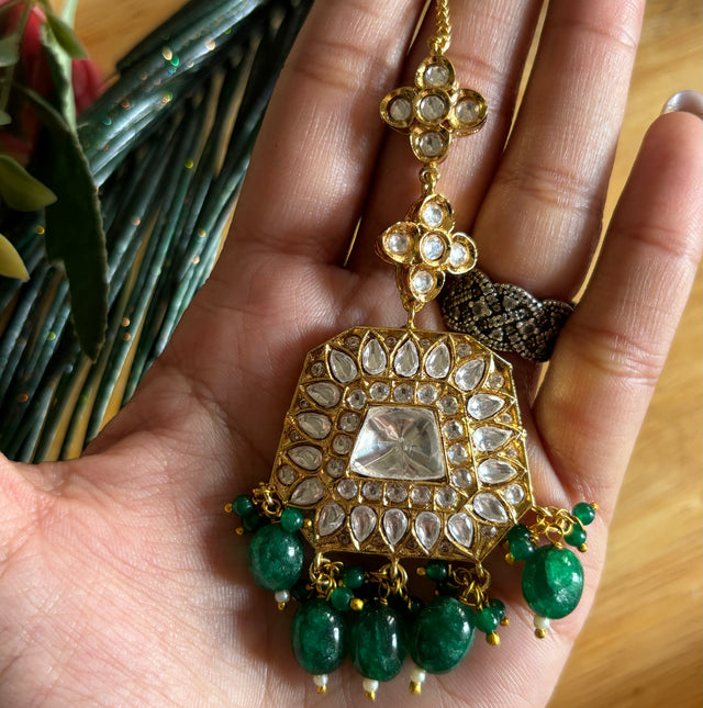 tyaai kundan emerald maangtika