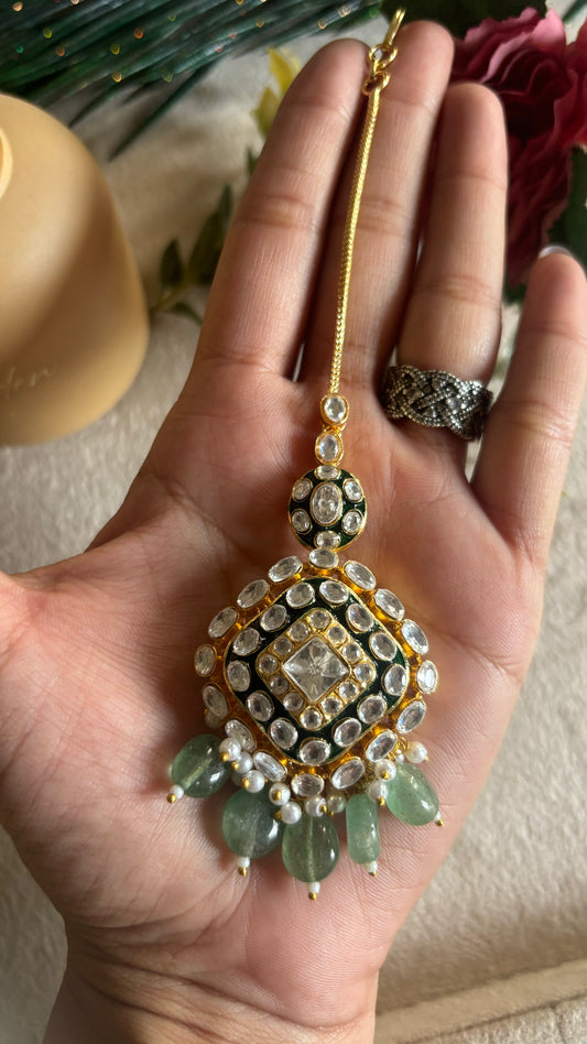 Tyaani kundan meenakari maangtika