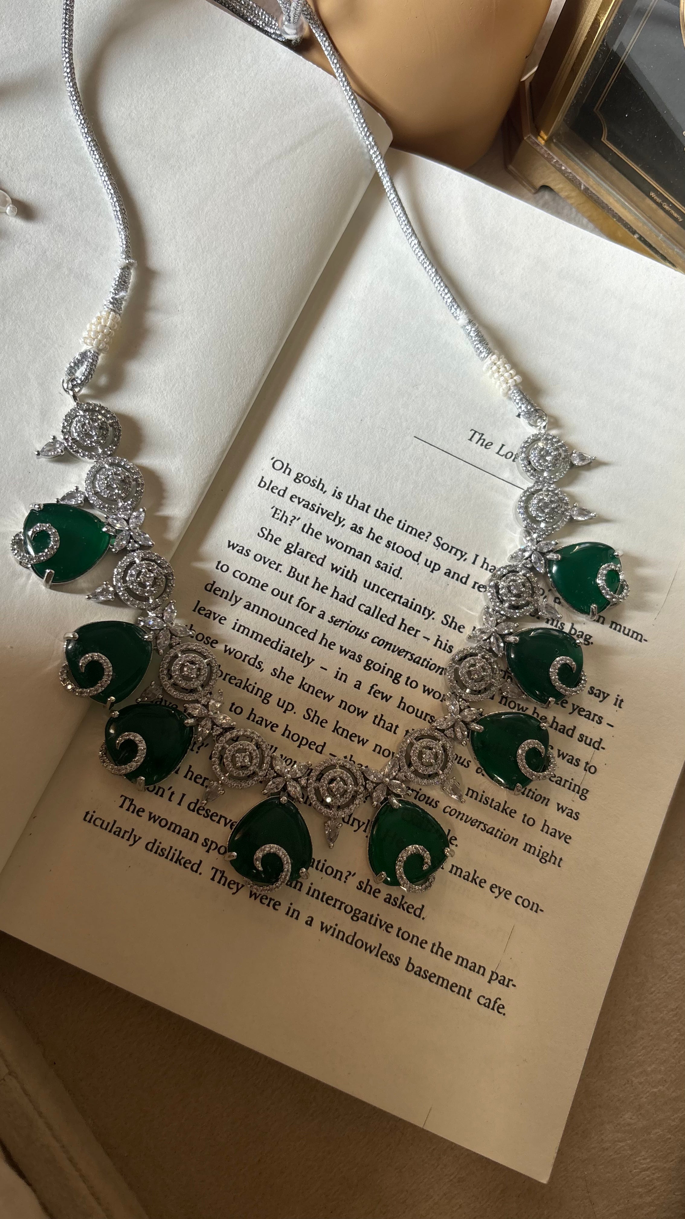 Emerald diamond collar necklace set