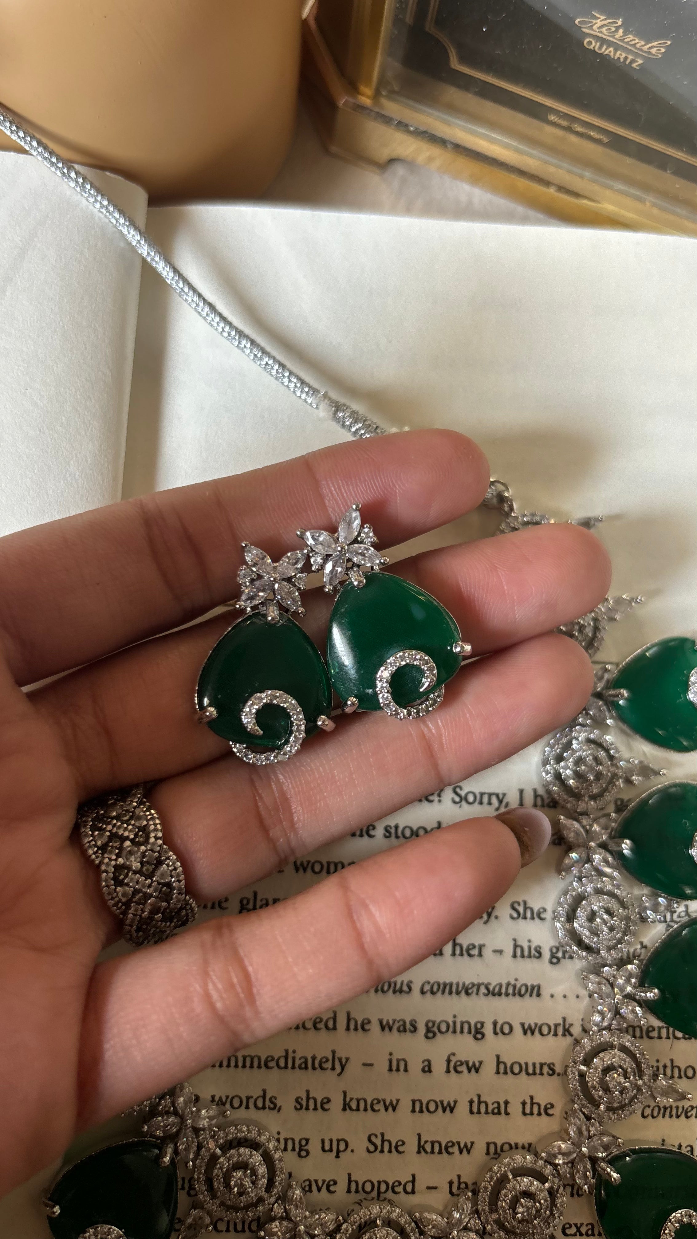 Emerald diamond collar necklace set